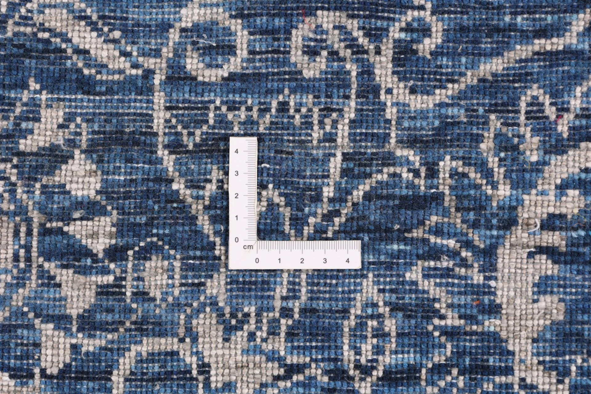 Indian Rug — hand-knotted, 243 × 310 cm, Wool & Silk