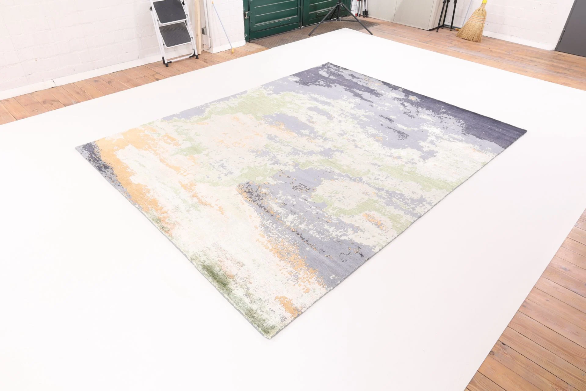Indian Rug — hand-knotted, 308 × 240 cm, Wool & Silk