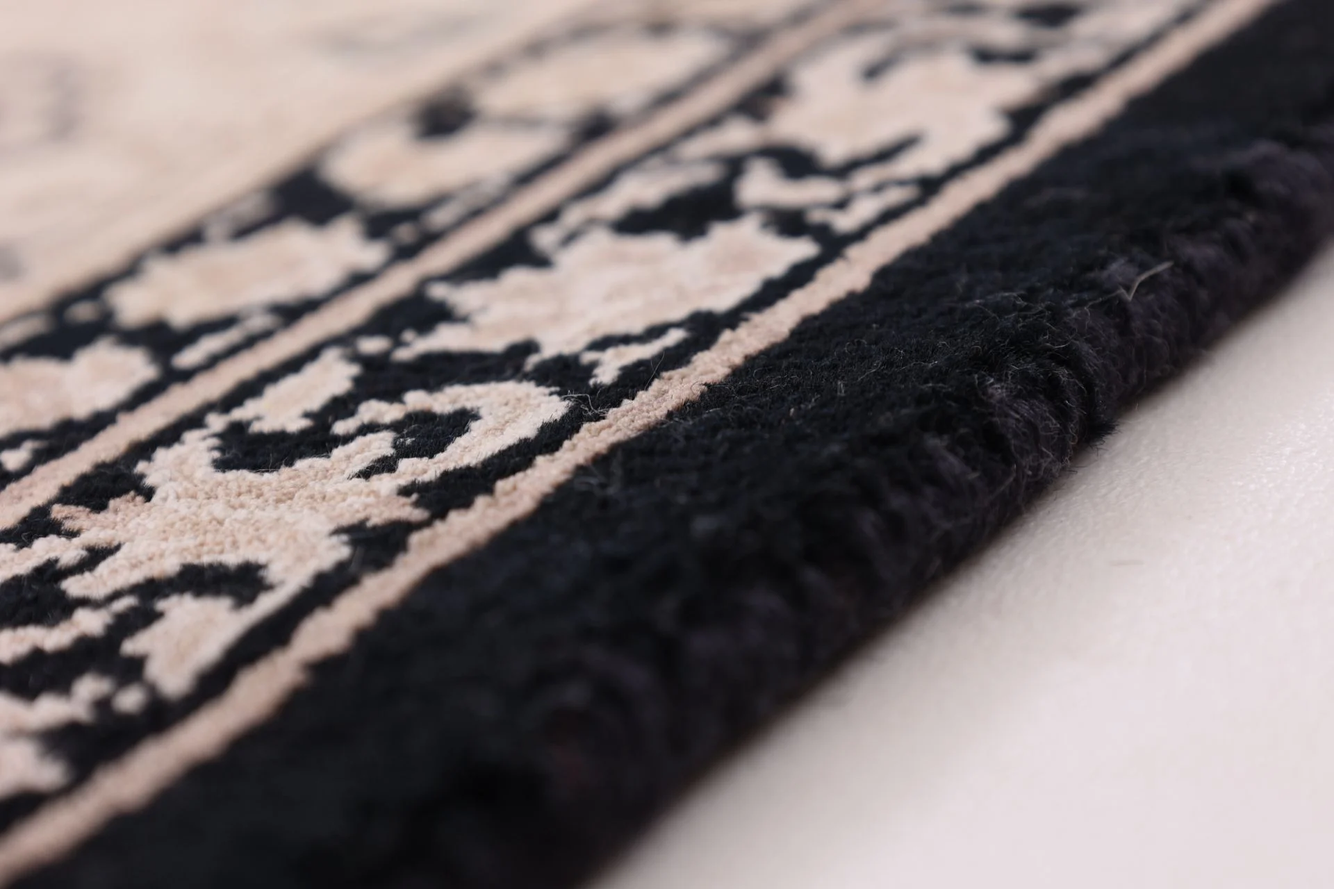 Indian Rug 302 × 198 cm, Wool & Silk, hand-knotted