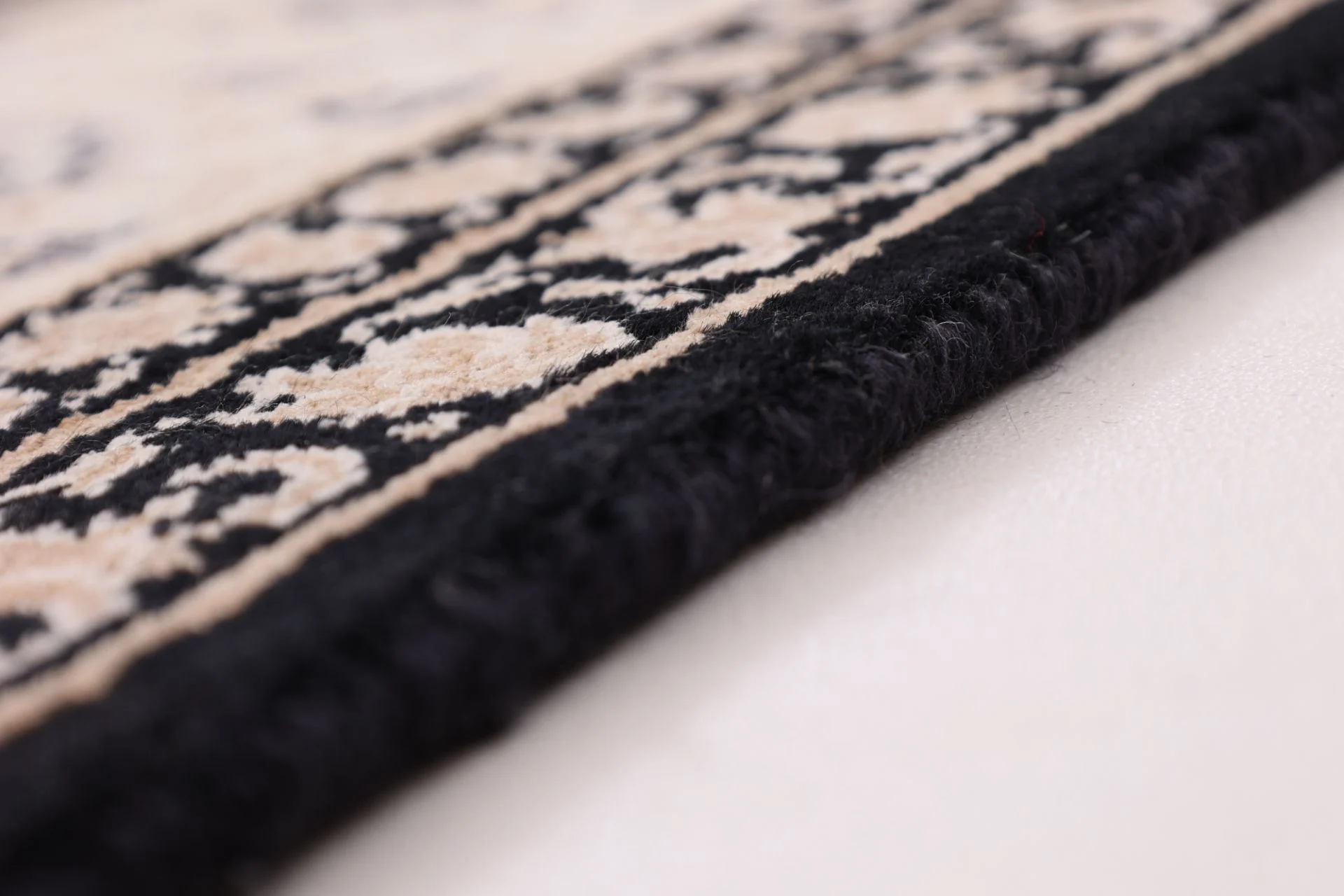 Indian Rug — hand-knotted, 298 × 199 cm, Wool & Silk