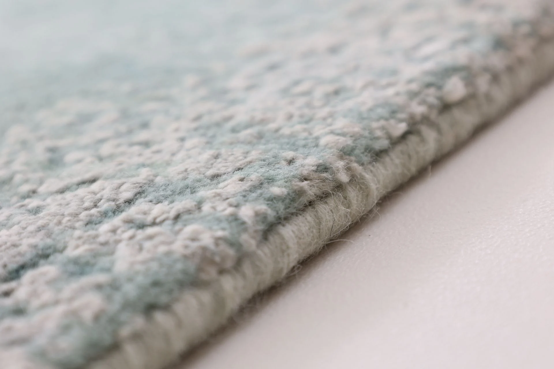 Indian Rug — hand-knotted, 384 × 293 cm, Wool & Silk