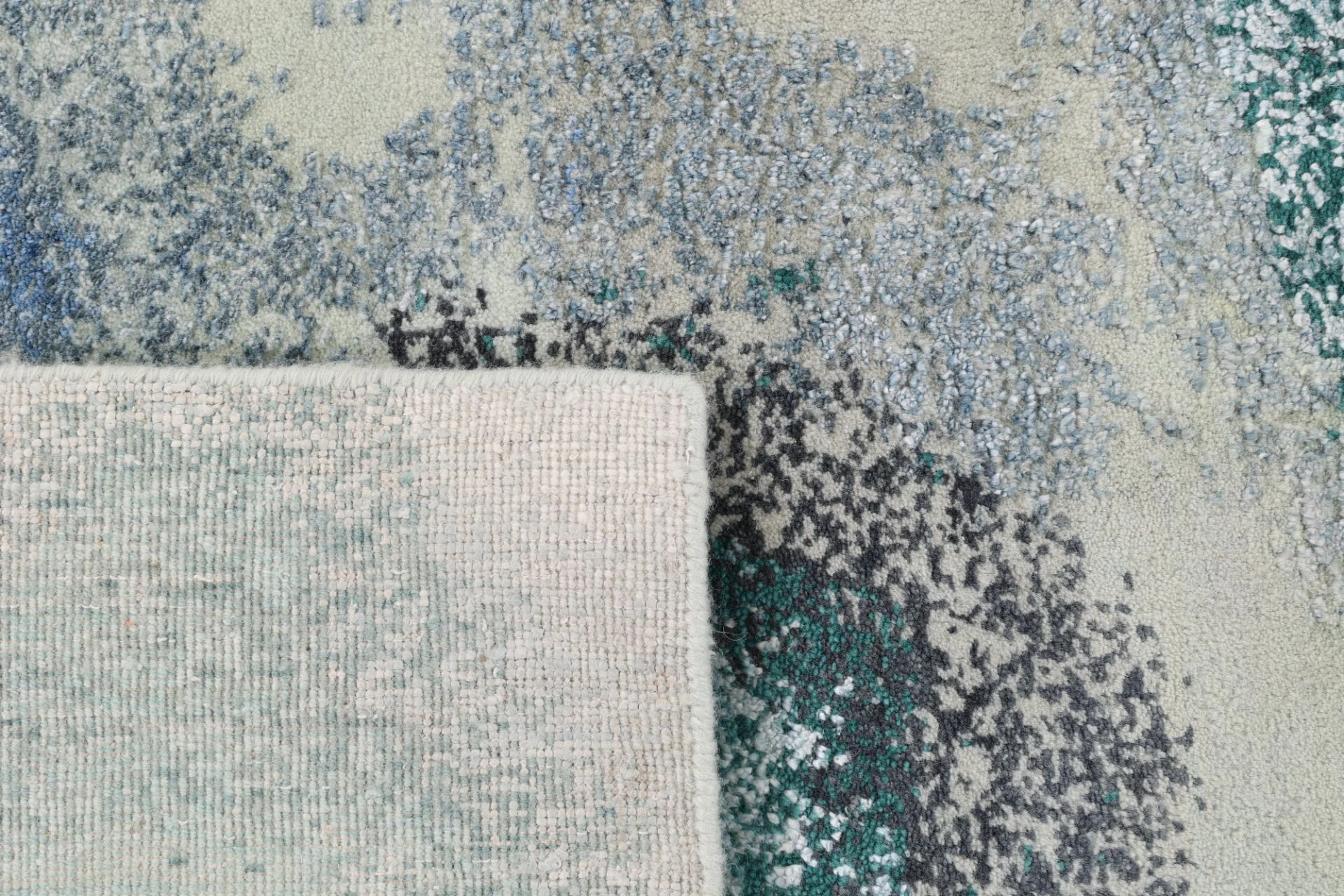 Indian Rug — hand-knotted, 384 × 293 cm, Wool & Silk