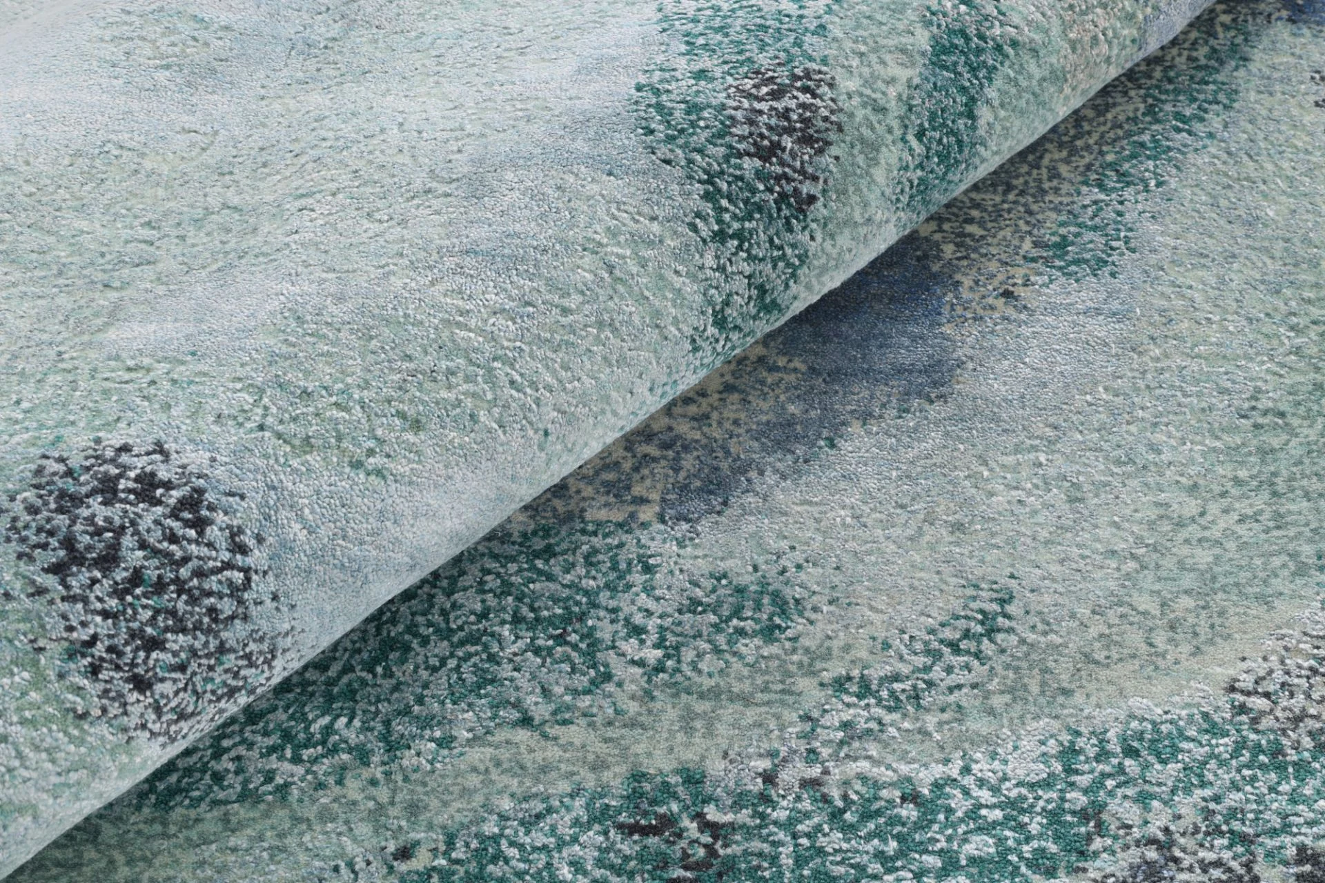 Indian Rug — hand-knotted, 384 × 293 cm, Wool & Silk