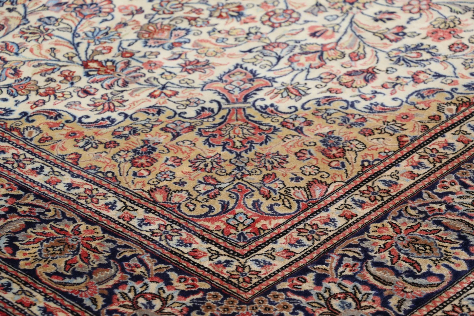 Qom Persian Rug 195 × 305 cm, Wool, hand-knotted