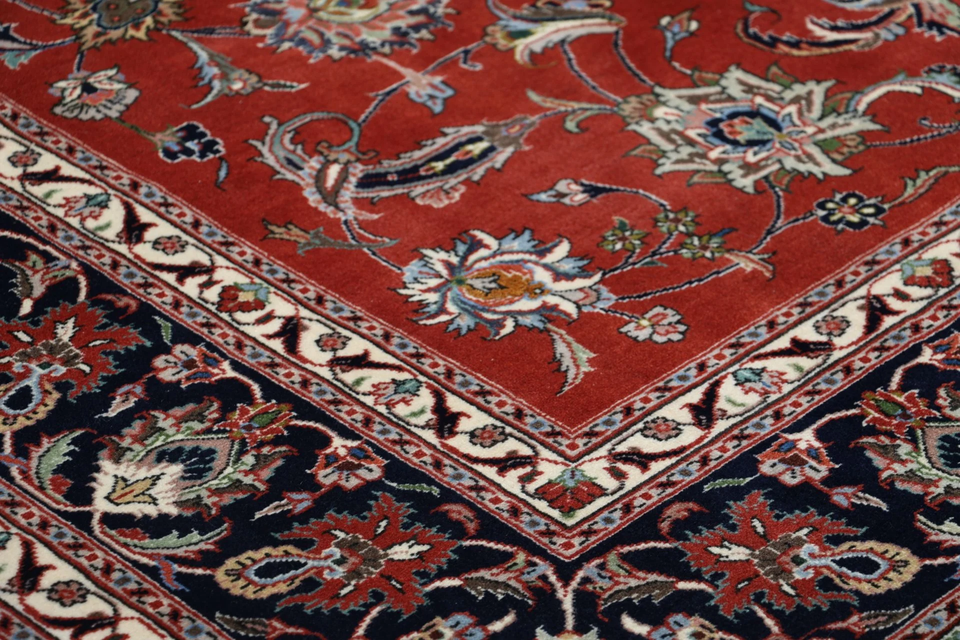 Sarouk Persian Rug 220 × 278 cm, Wool, hand-knotted