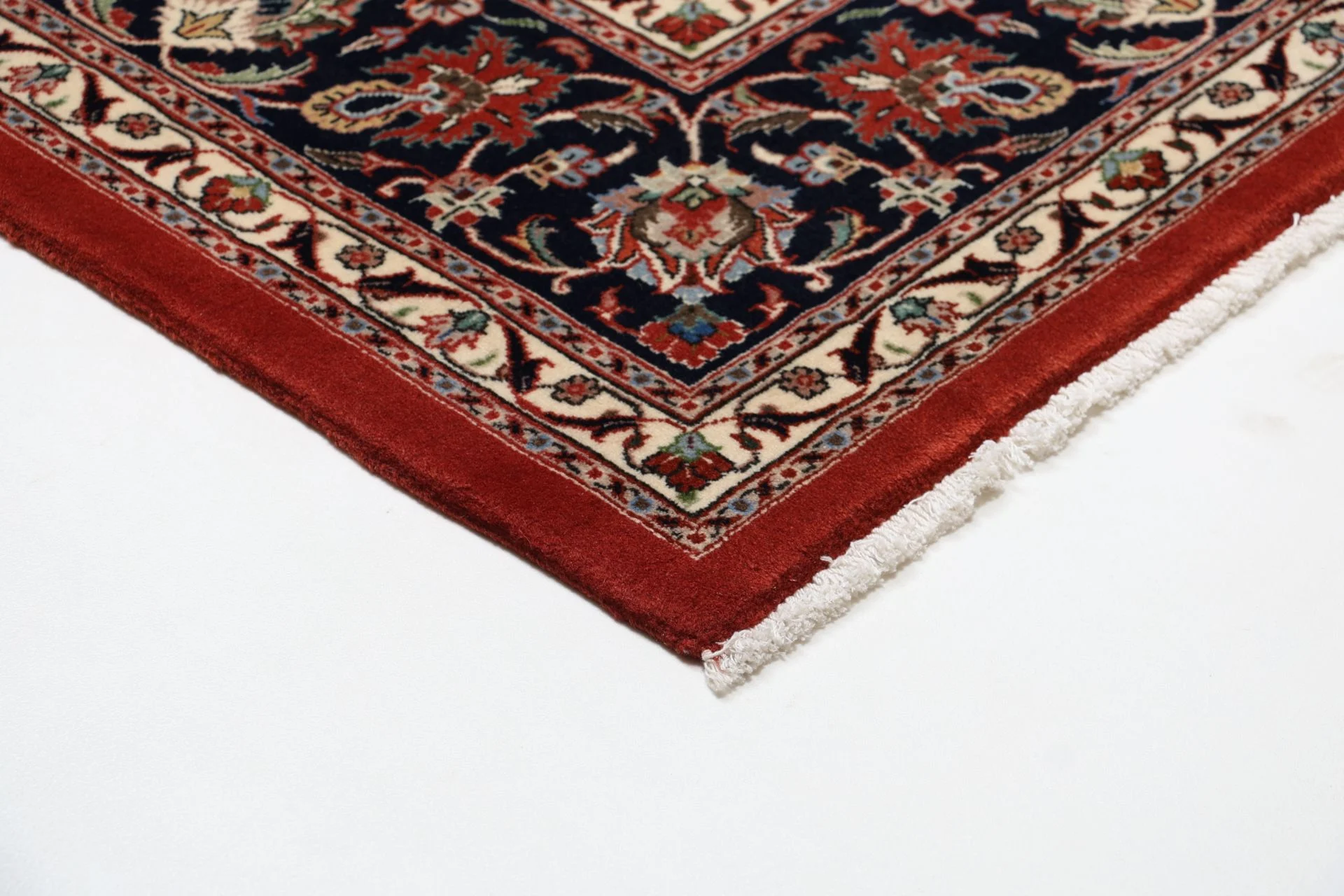 Sarouk Persian Rug 220 × 278 cm, Wool, hand-knotted