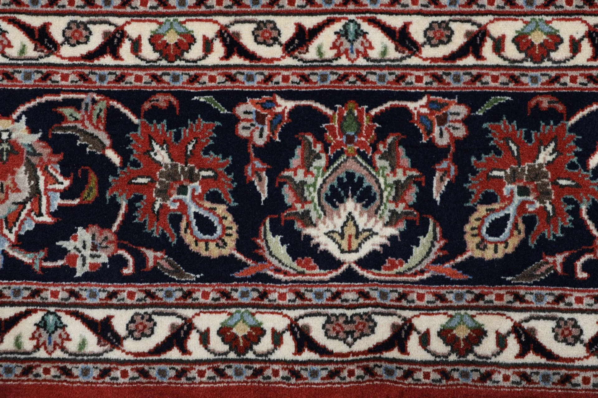 Sarouk Persian Rug 220 × 278 cm, Wool, hand-knotted