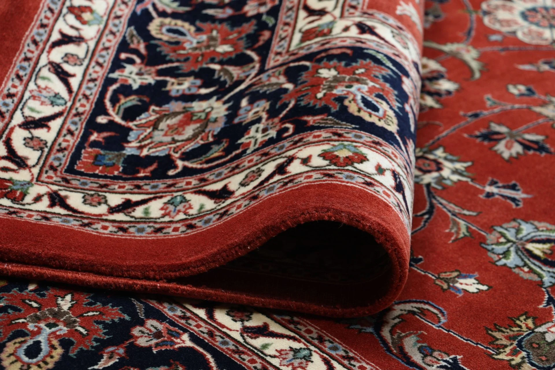 Sarouk Persian Rug 220 × 278 cm, Wool, hand-knotted