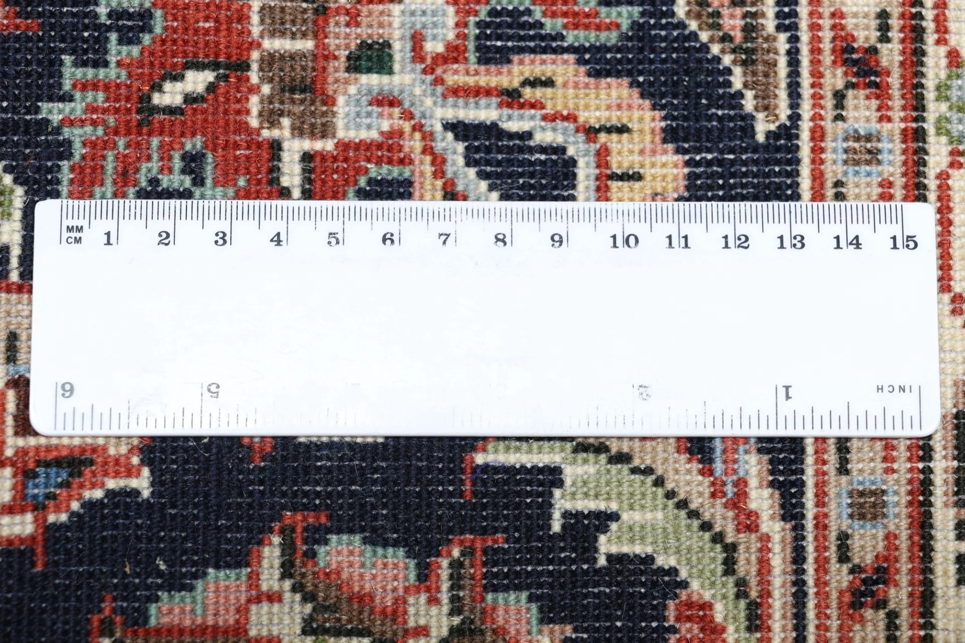 Sarouk Persian Rug 220 × 278 cm, Wool, hand-knotted