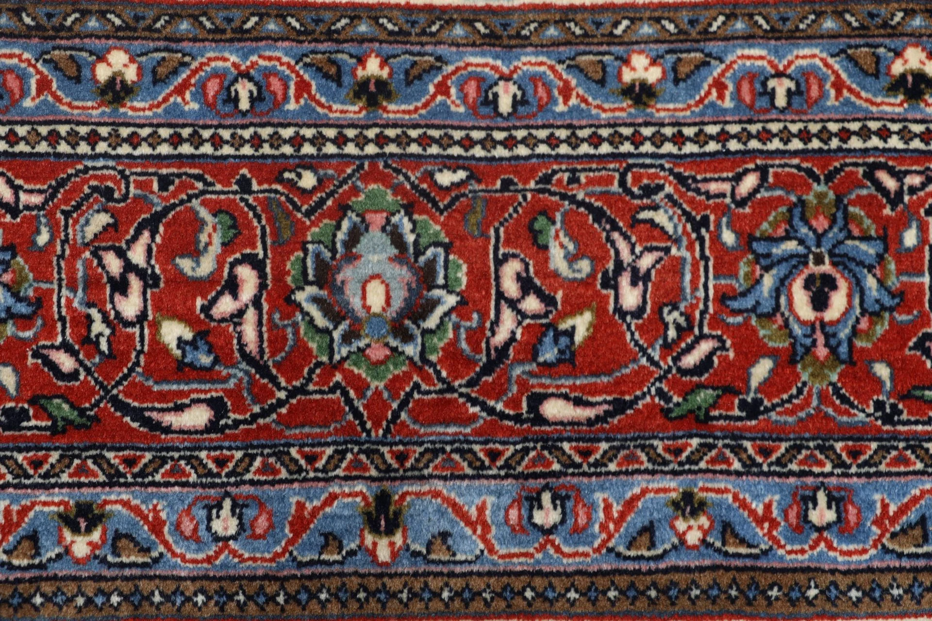 Sarouk Persian Rug 220 × 327 cm, Wool, hand-knotted