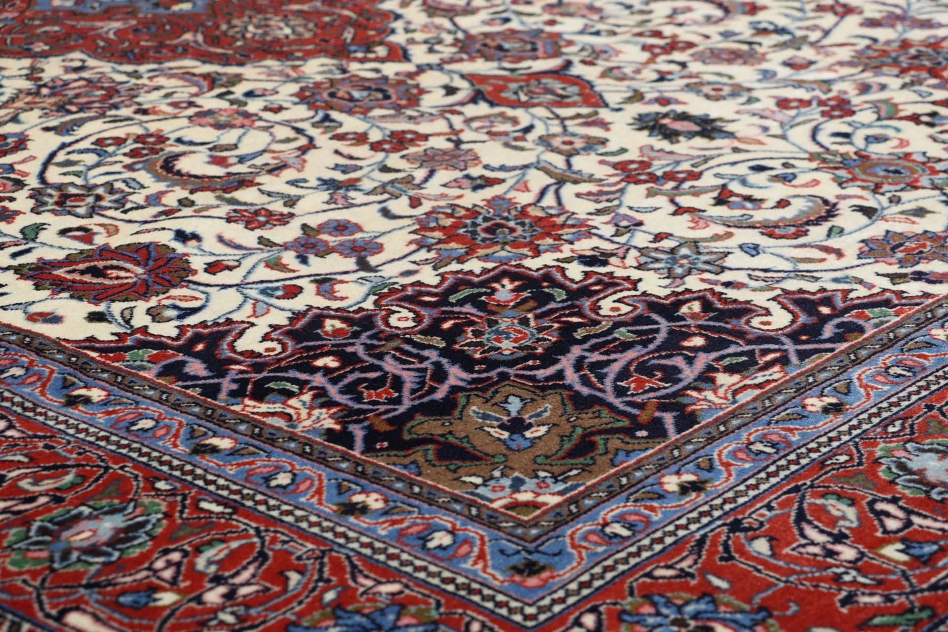 Sarouk Persian Rug 220 × 327 cm, Wool, hand-knotted