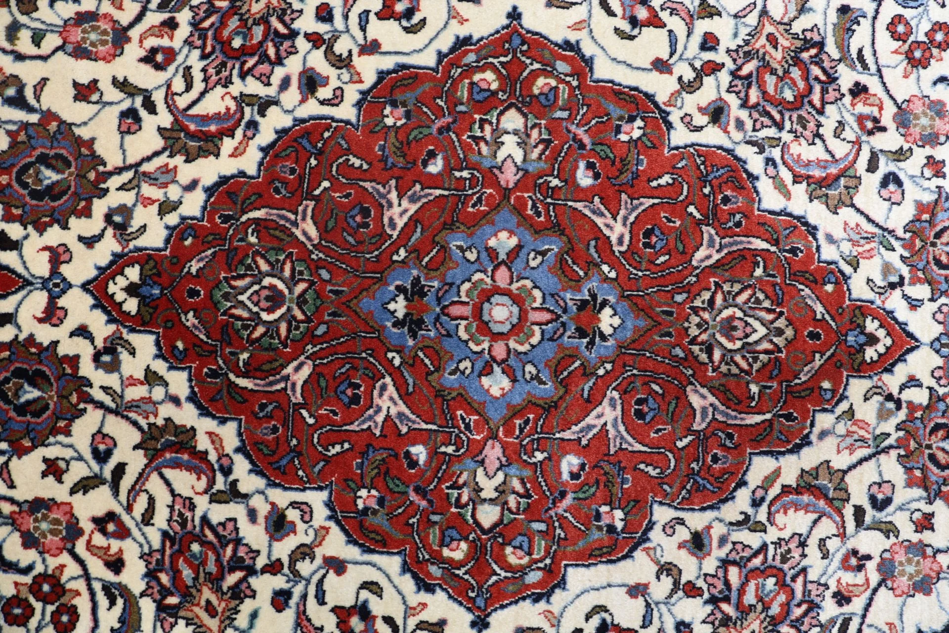 Sarouk Persian Rug 220 × 327 cm, Wool, hand-knotted