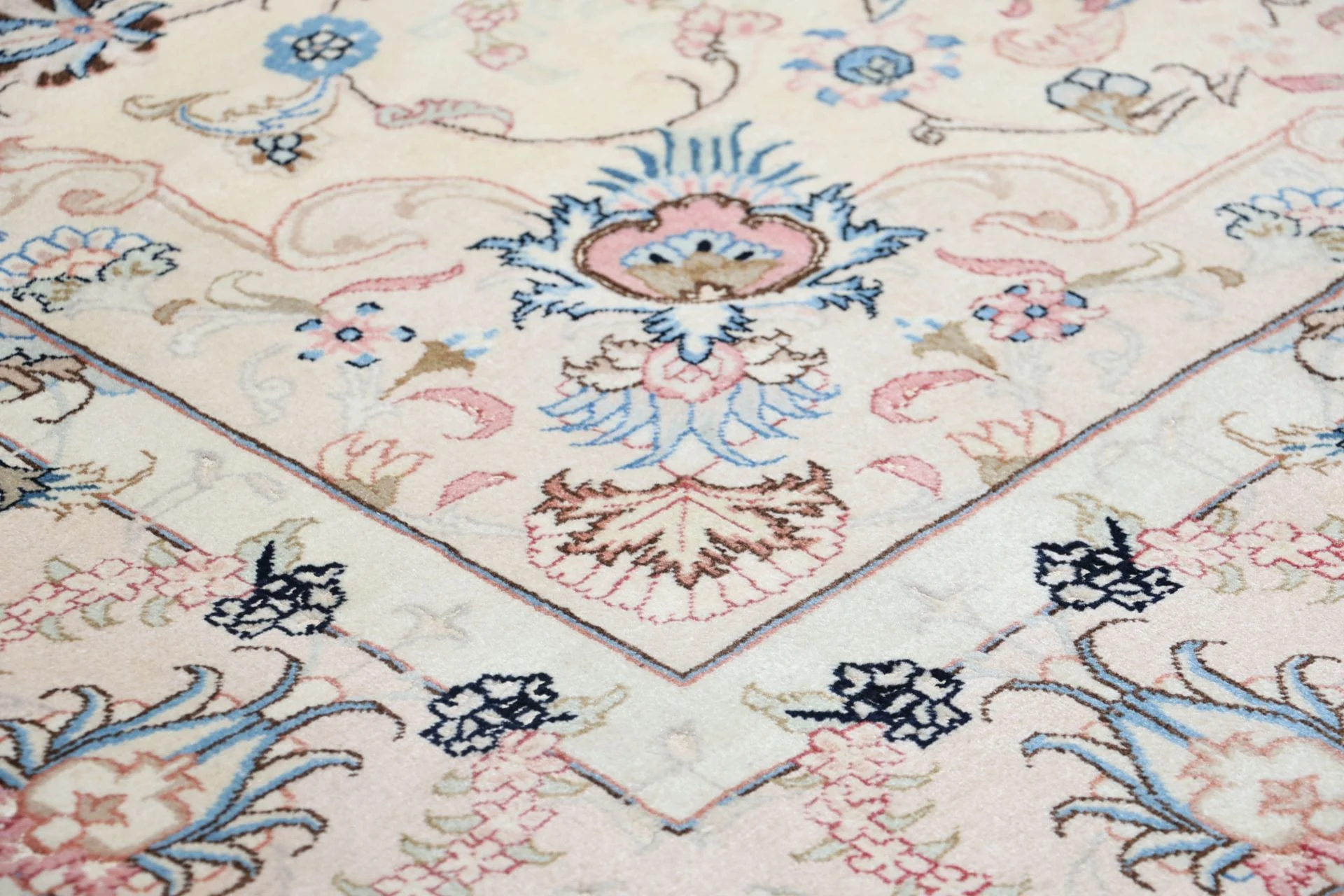 Kashmar Persian Rug — hand-knotted, 195 × 290 cm, Wool