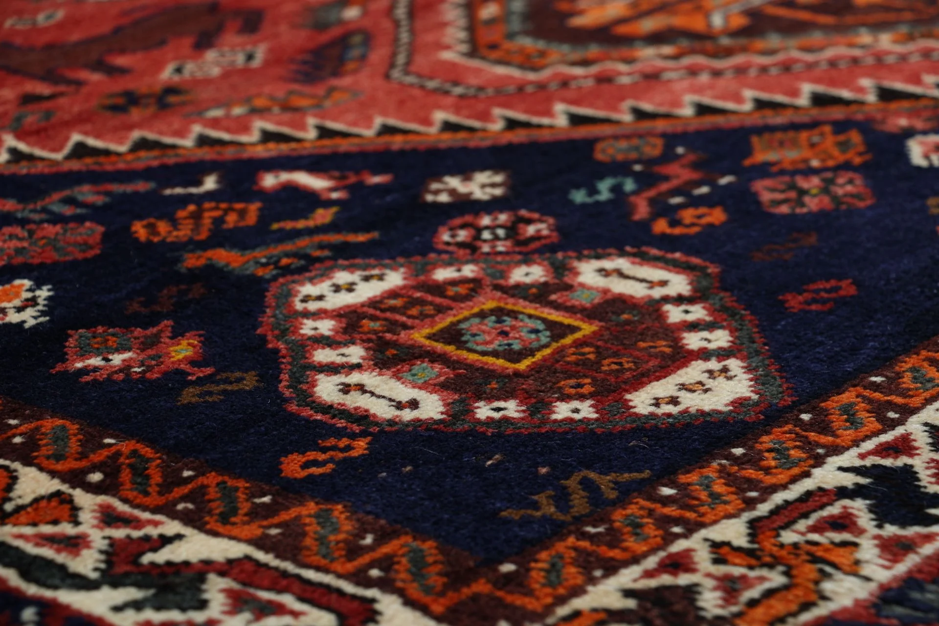 Shiraz Persian Rug 173 × 273 cm, Wool, hand-knotted