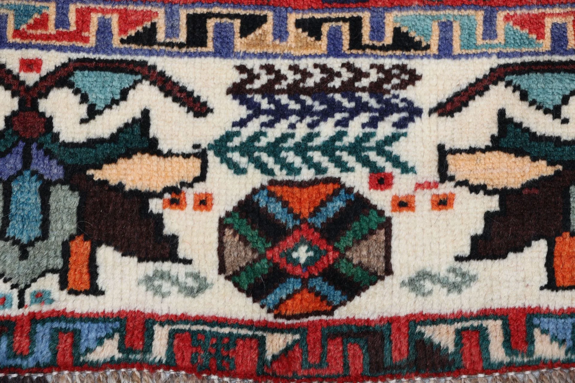Shiraz Persian Rug 178 × 255 cm, Wool, hand-knotted