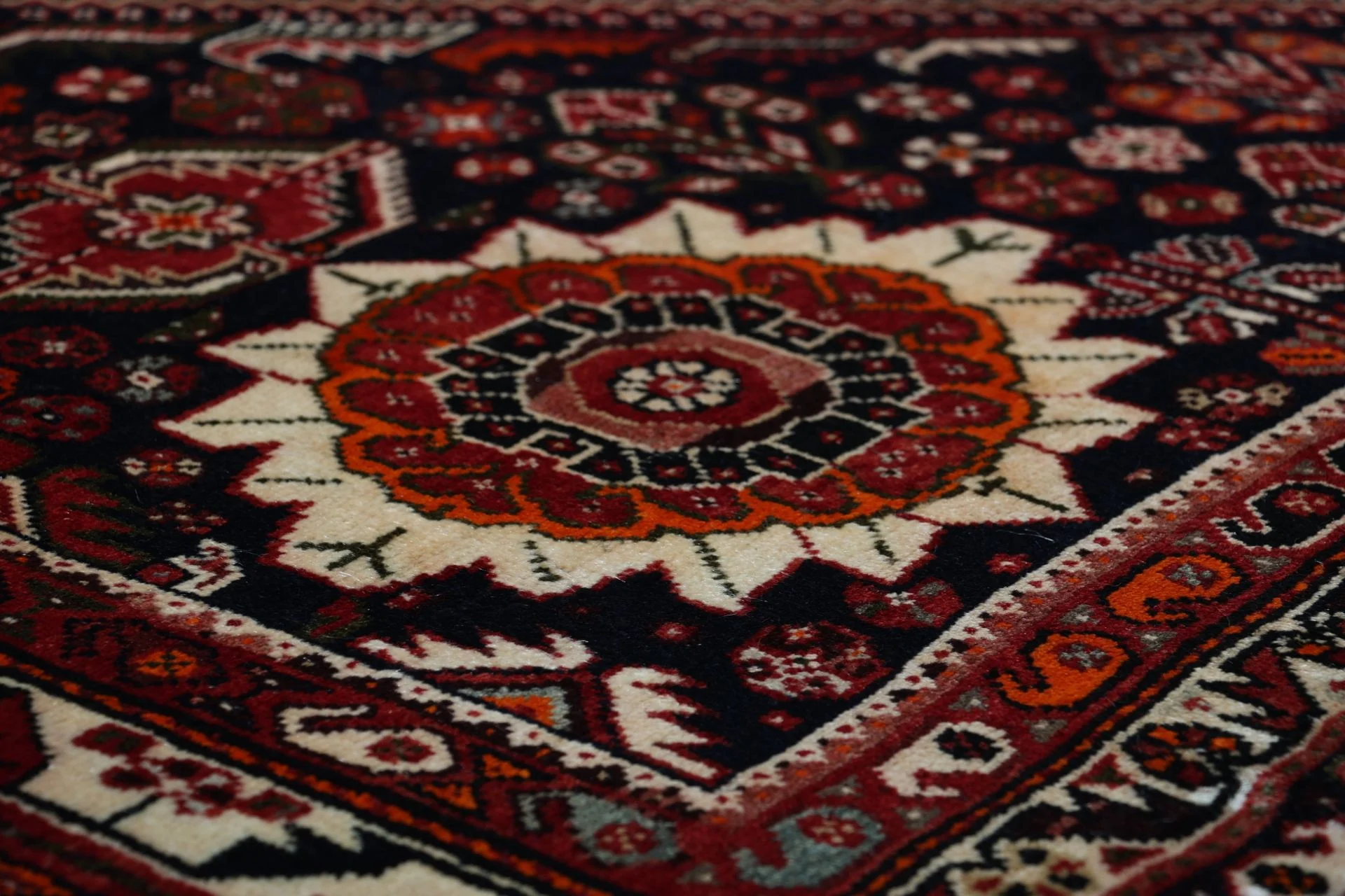 Shiraz Persian Rug — hand-knotted, 176 × 265 cm, Wool