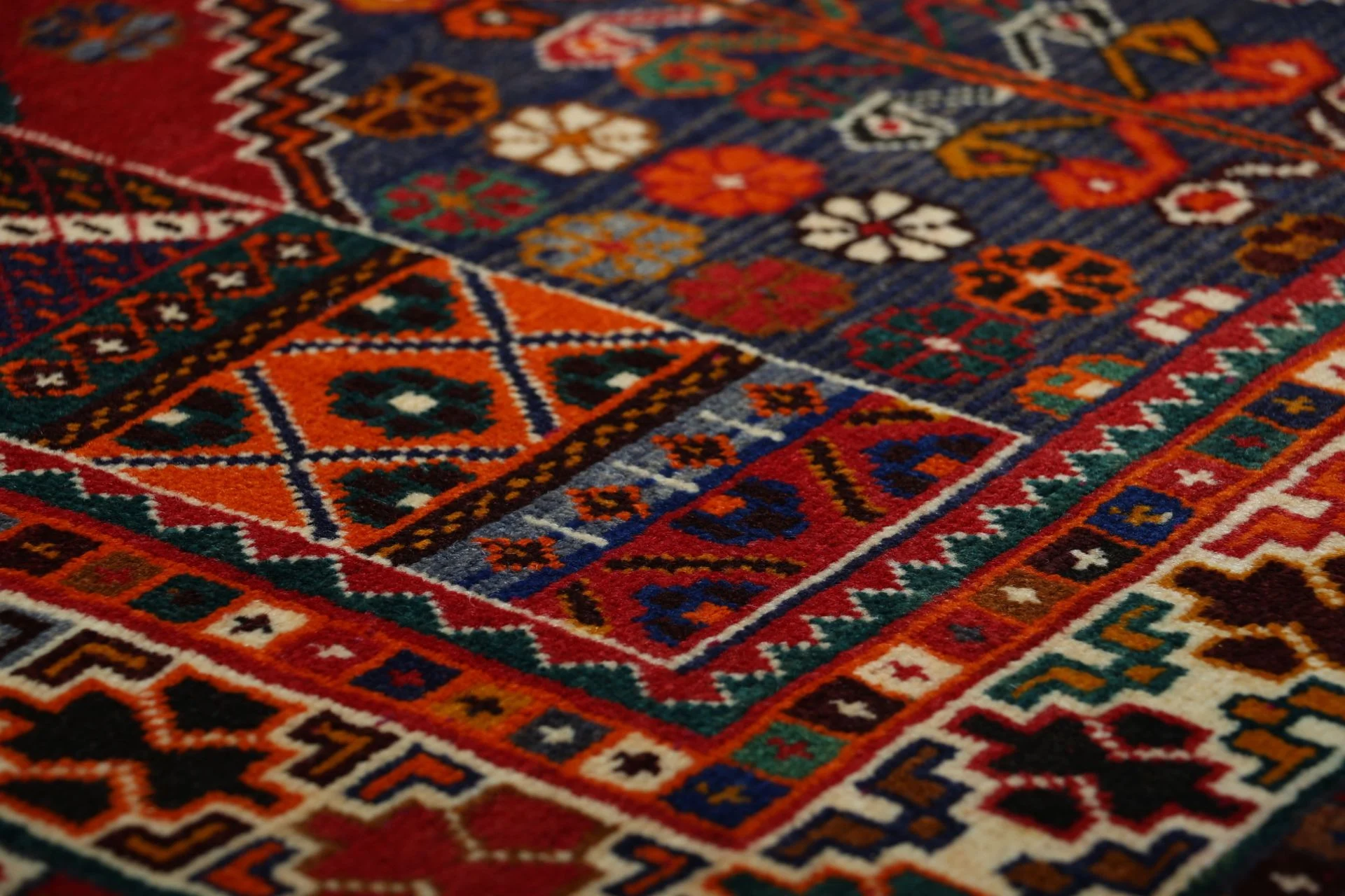 Hand-Knotted Wool Shiraz Persian Rug, 162 × 270 cm