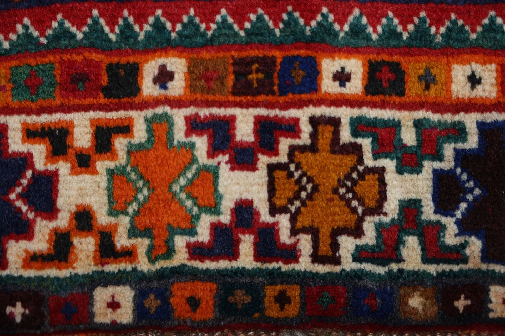 Hand-Knotted Wool Shiraz Persian Rug, 162 × 270 cm