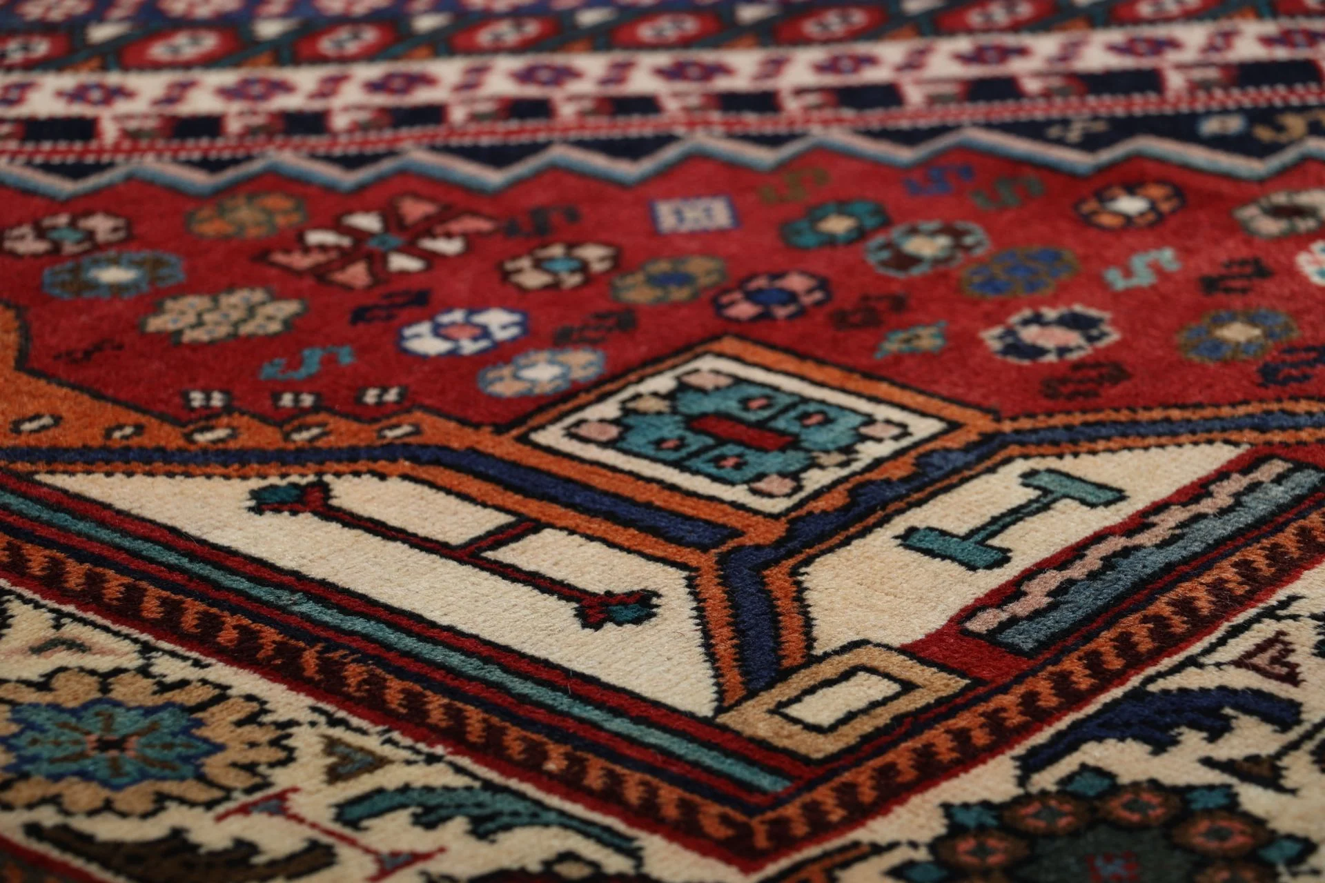 Shiraz Persian Rug — hand-knotted, 170 × 253 cm, Wool