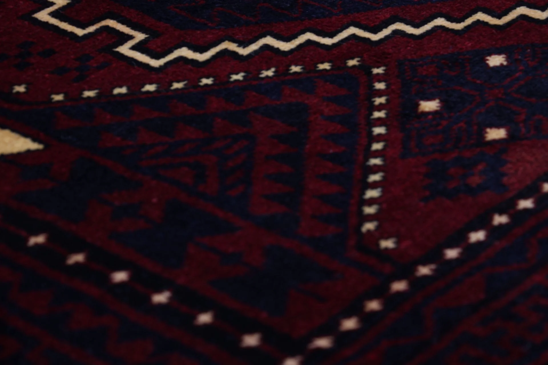 Hand-Knotted Wool Shiraz Persian Rug, 170 × 257 cm