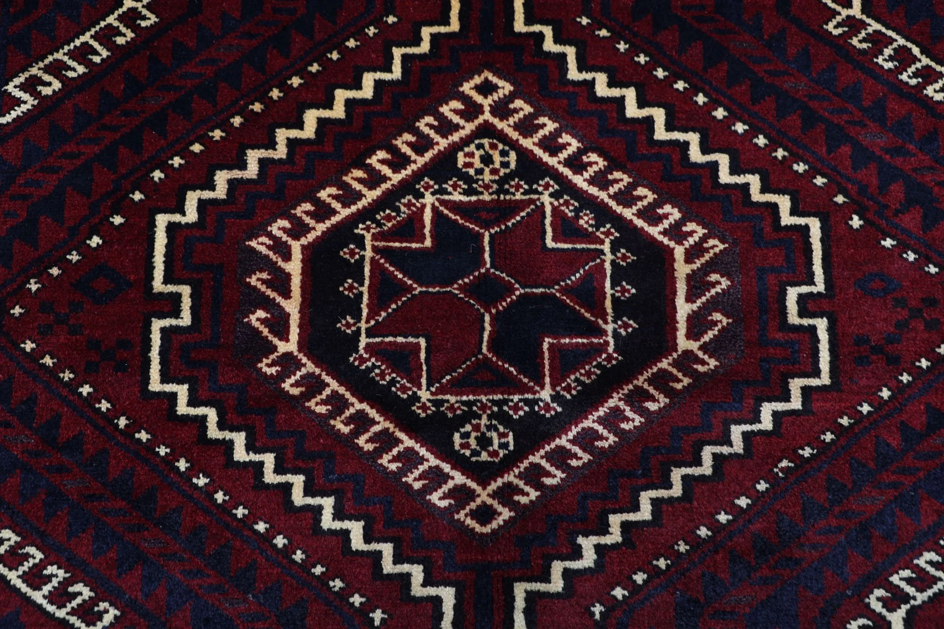 Hand-Knotted Wool Shiraz Persian Rug, 170 × 257 cm