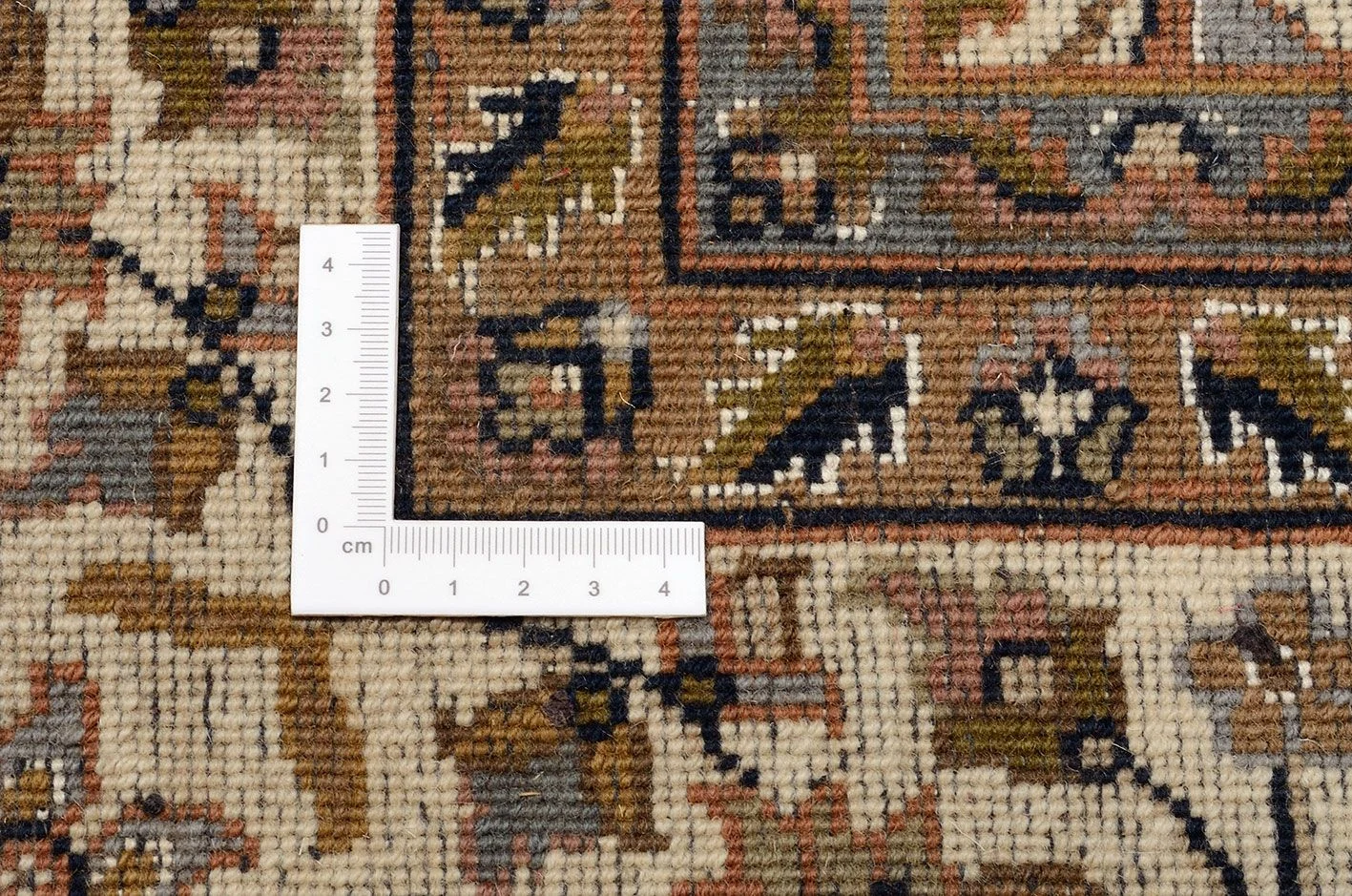 Isfahan Indian Rug 203 × 304 cm, Wool, hand-knotted