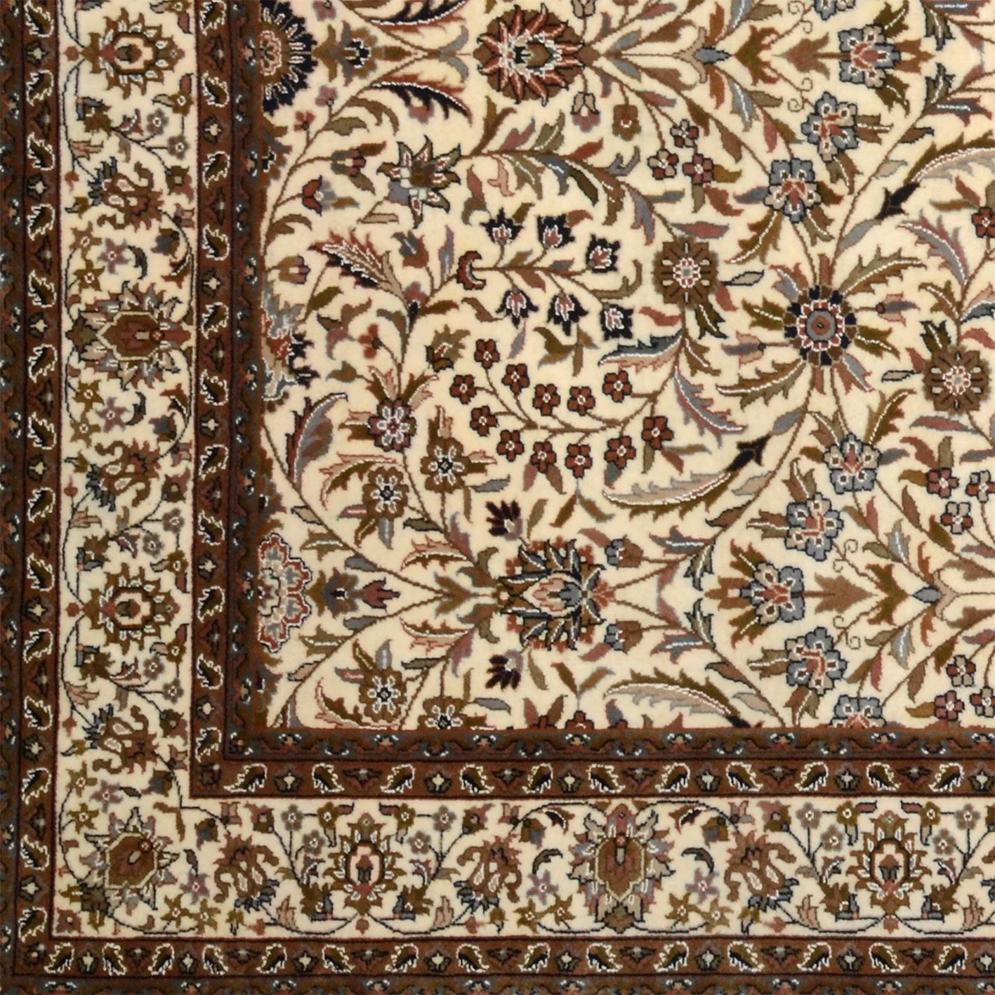 Isfahan Indian Rug 203 × 304 cm, Wool, hand-knotted