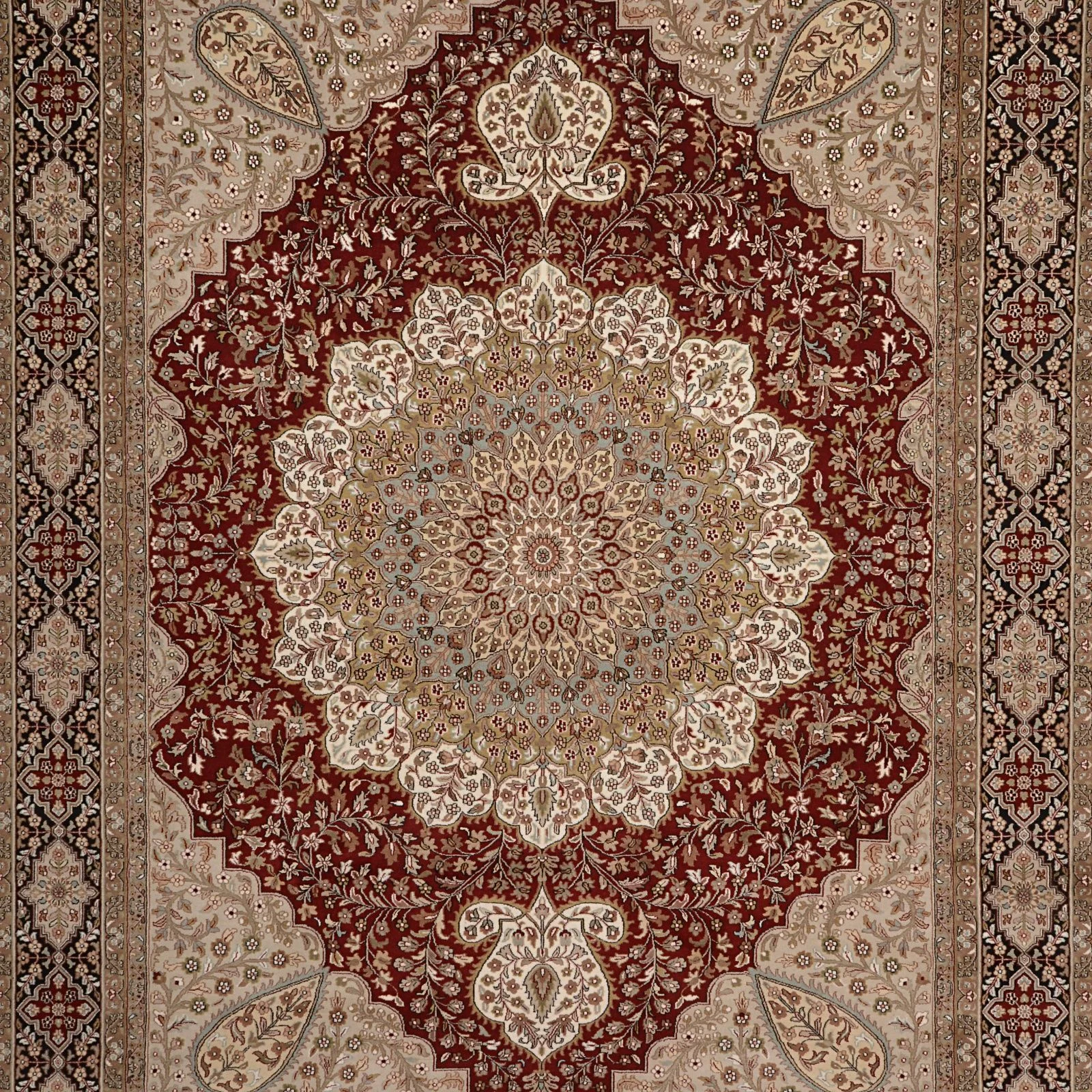 Tabriz Indian Rug 275 × 371 cm, hand-knotted