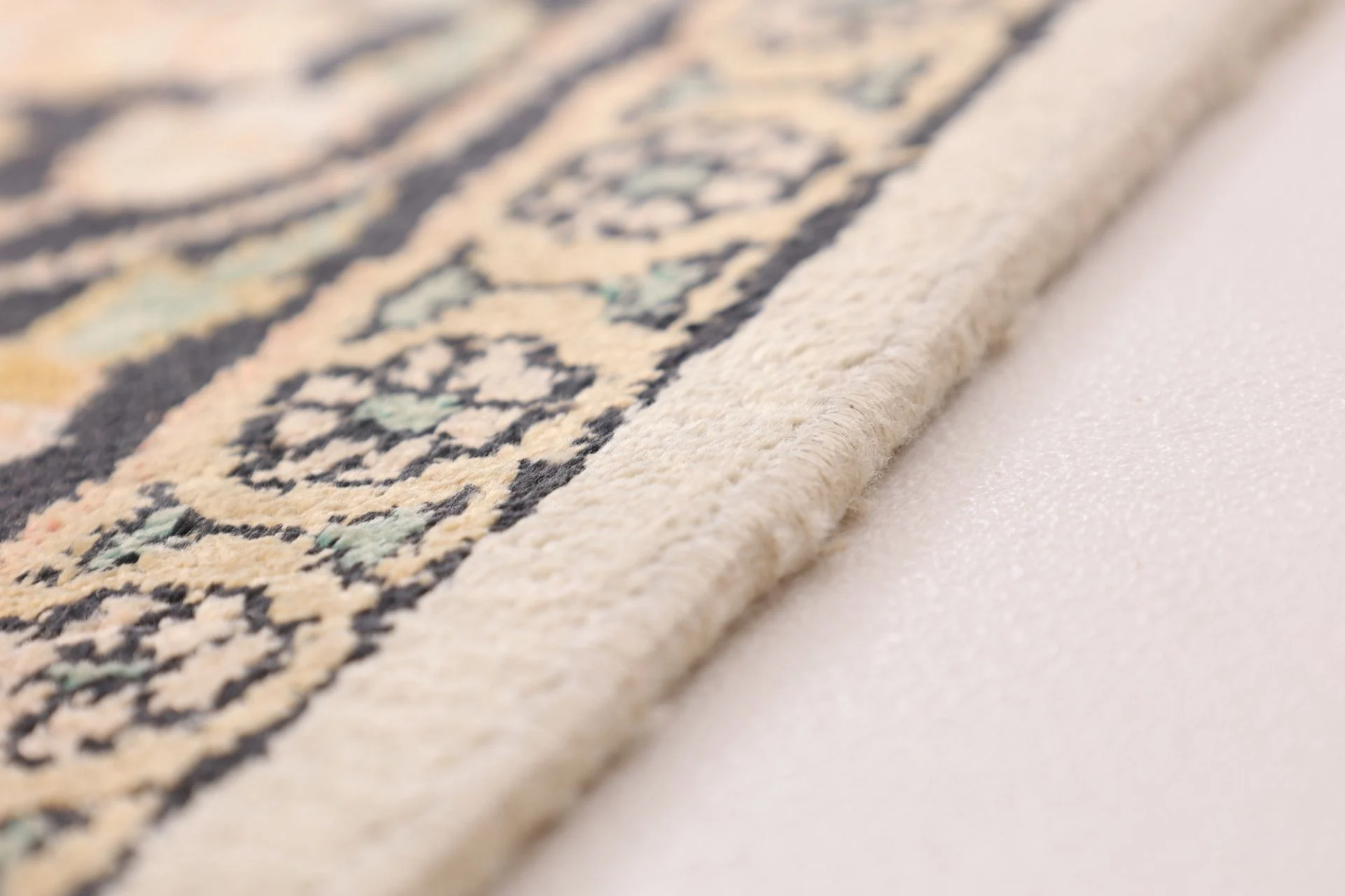 Indian Rug — hand-knotted, 184 × 124 cm, Wool