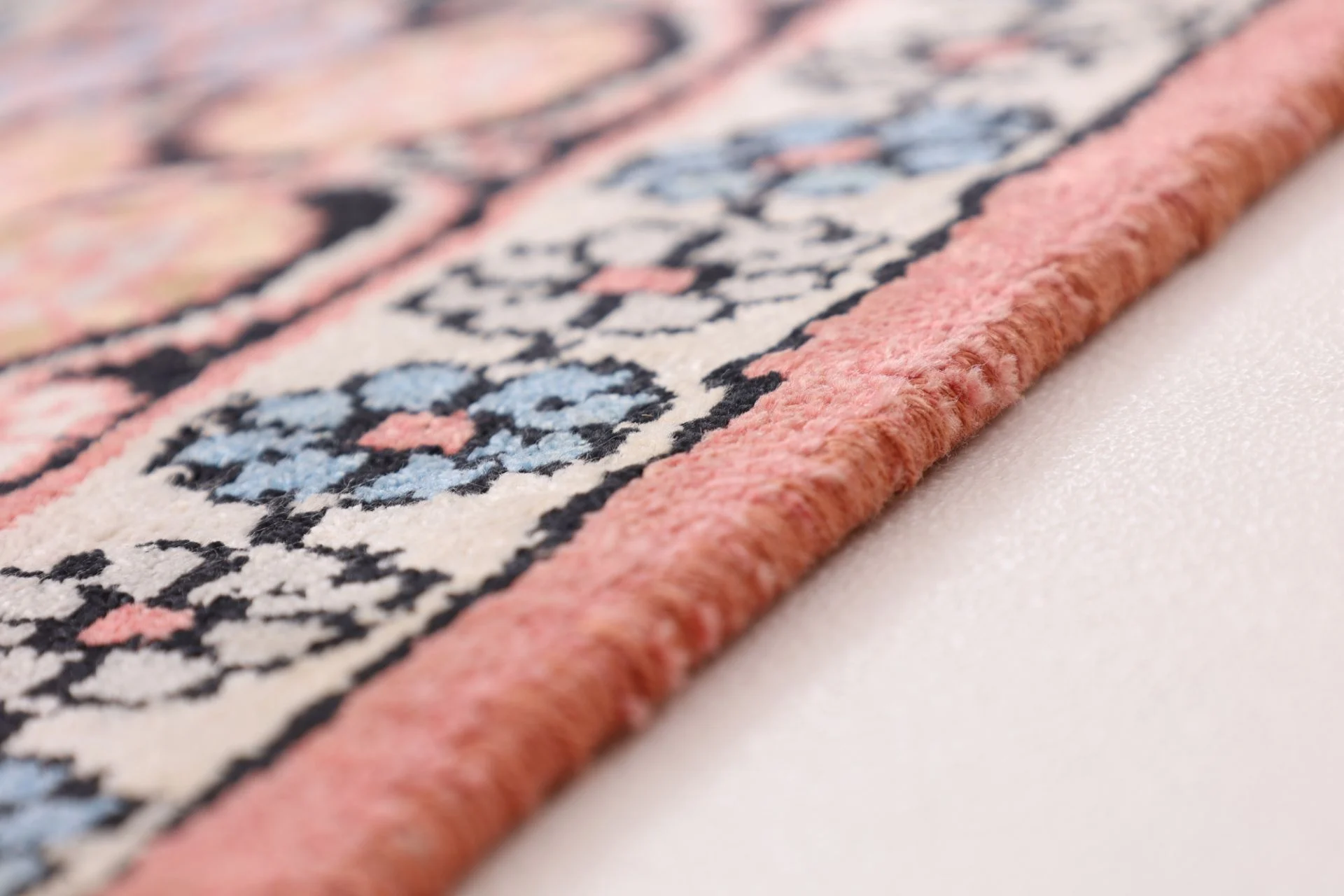 Indian Rug 186 × 127 cm, Wool, hand-knotted