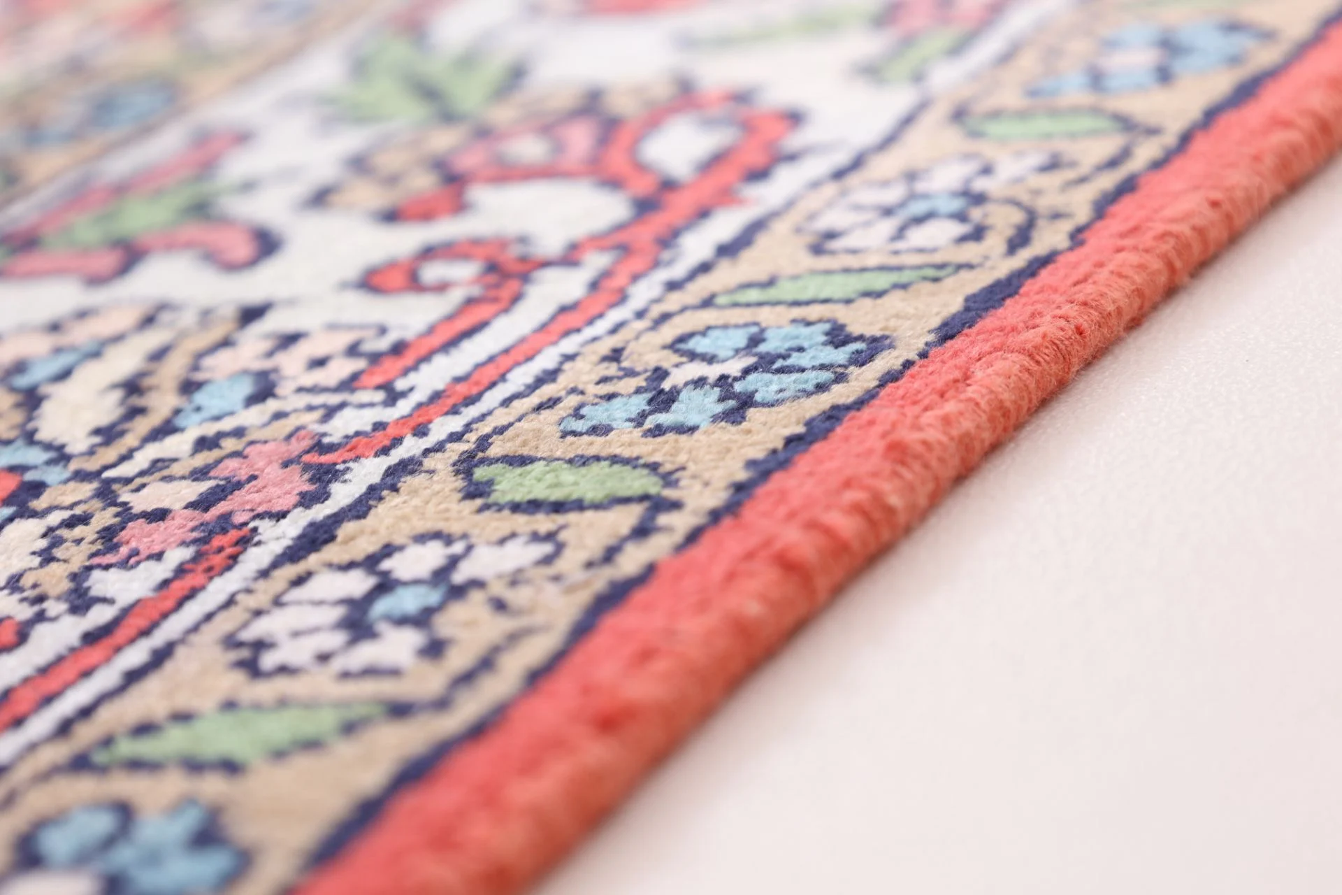 Indian Rug — hand-knotted, 181 × 122 cm, Wool