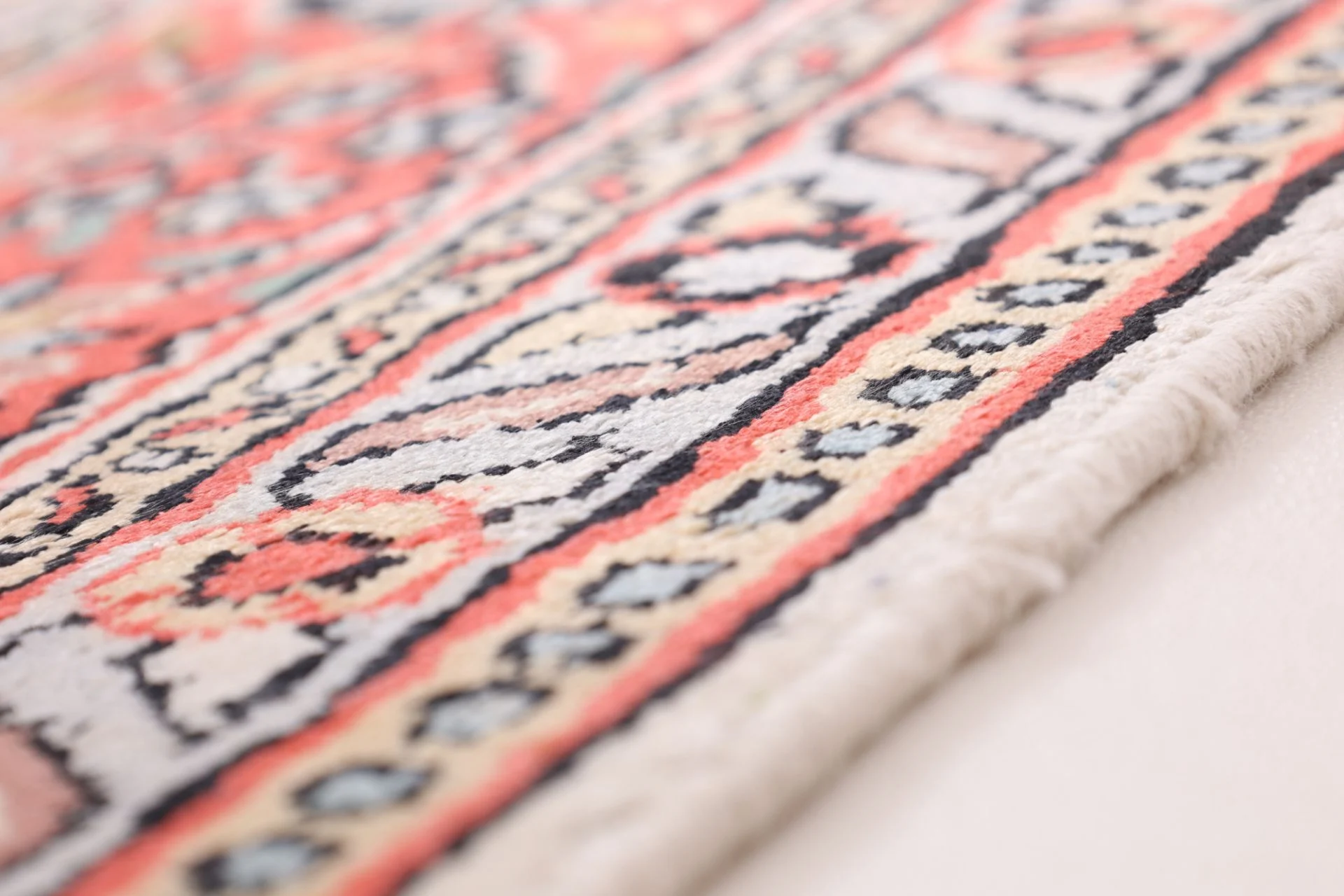 Indian Rug 192 × 118 cm, Wool, hand-knotted