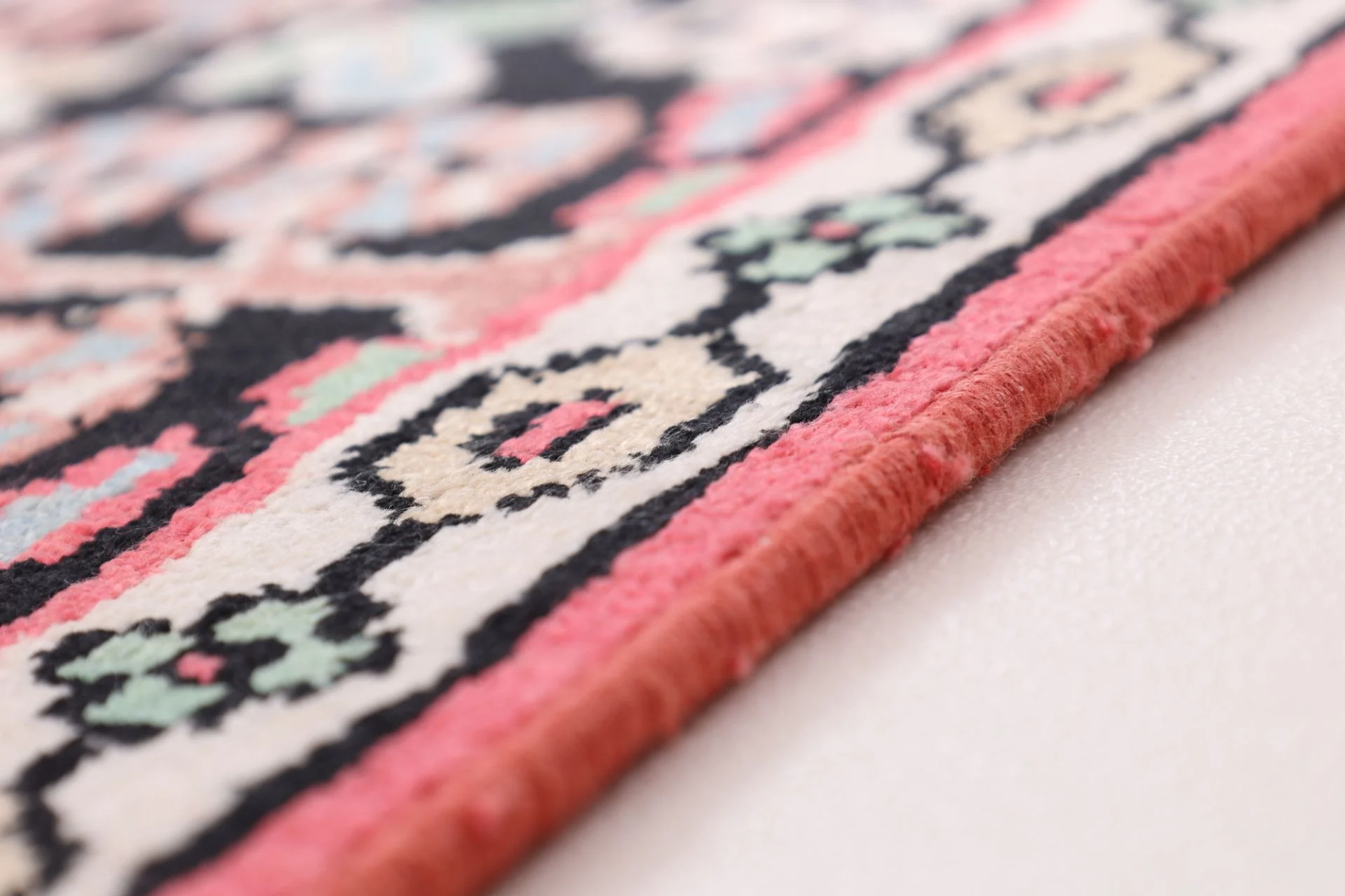 Indian Rug 182 × 123 cm, Wool, hand-knotted