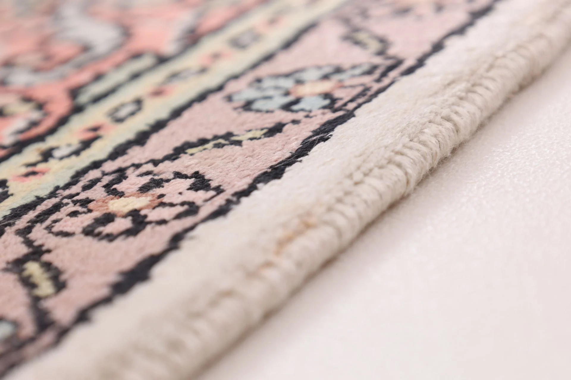 Indian Rug — hand-knotted, 184 × 124 cm, Wool