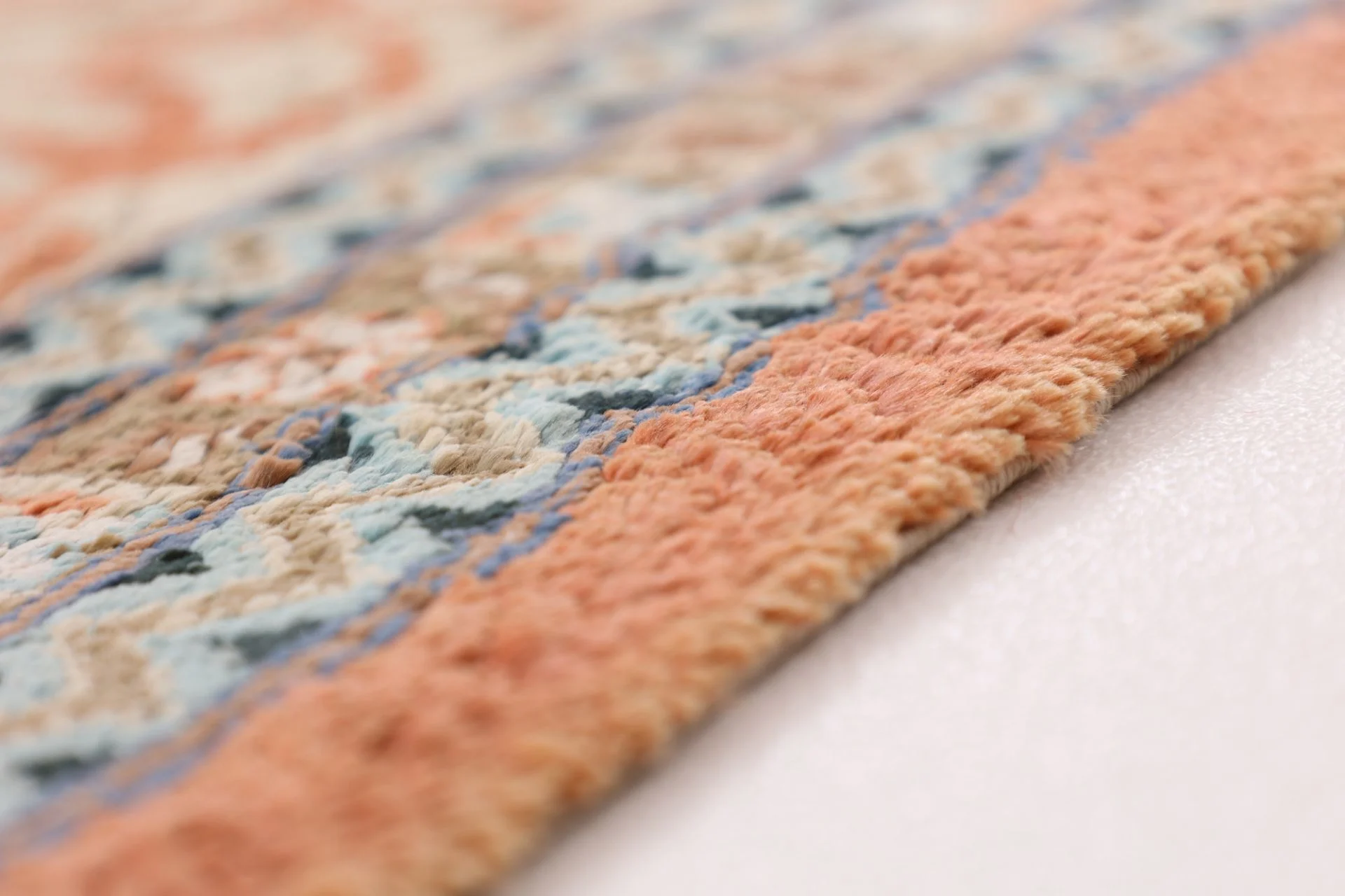 Indian Rug 184 × 122 cm, Wool, hand-knotted