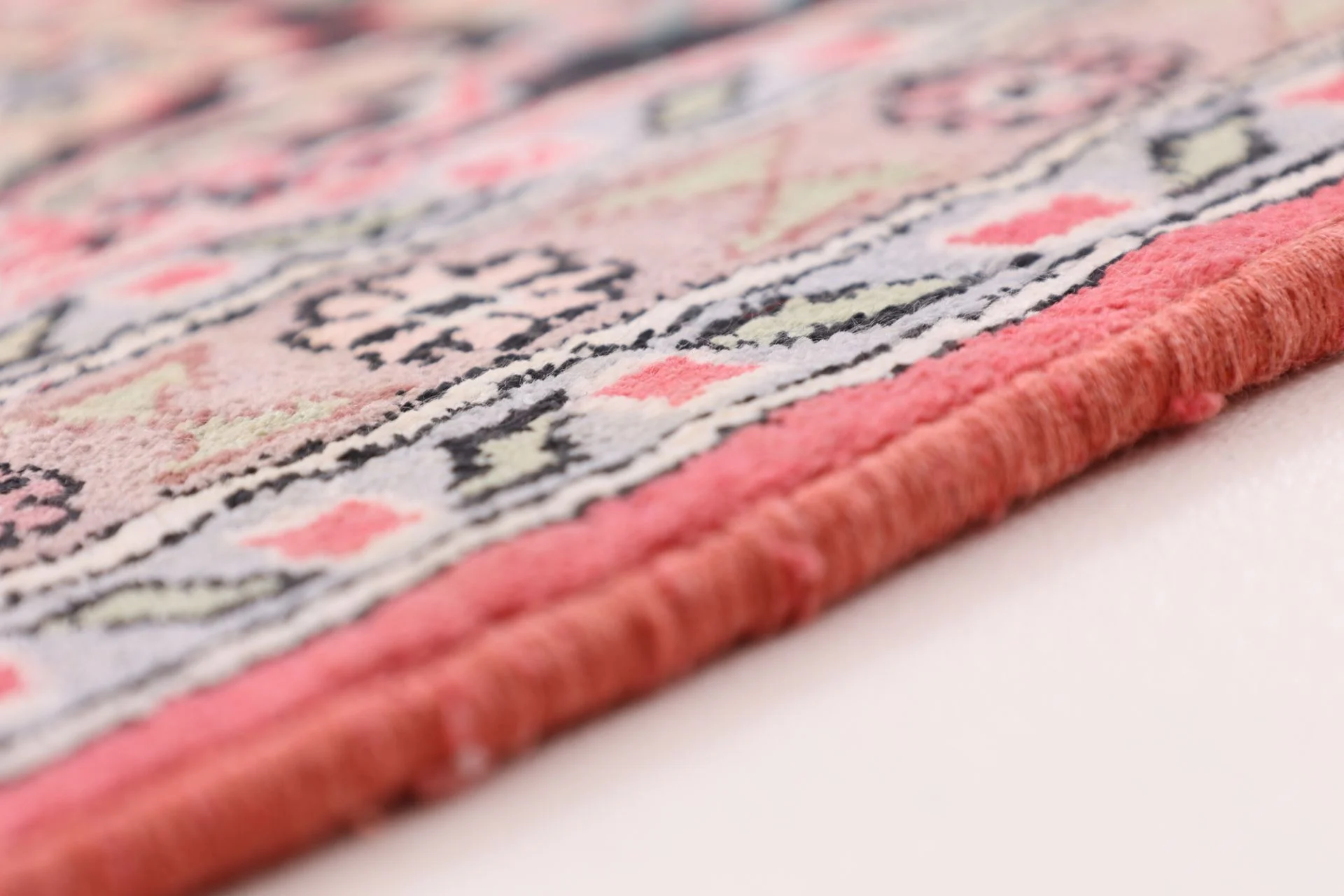 Indian Rug — hand-knotted, 277 × 184 cm, Wool