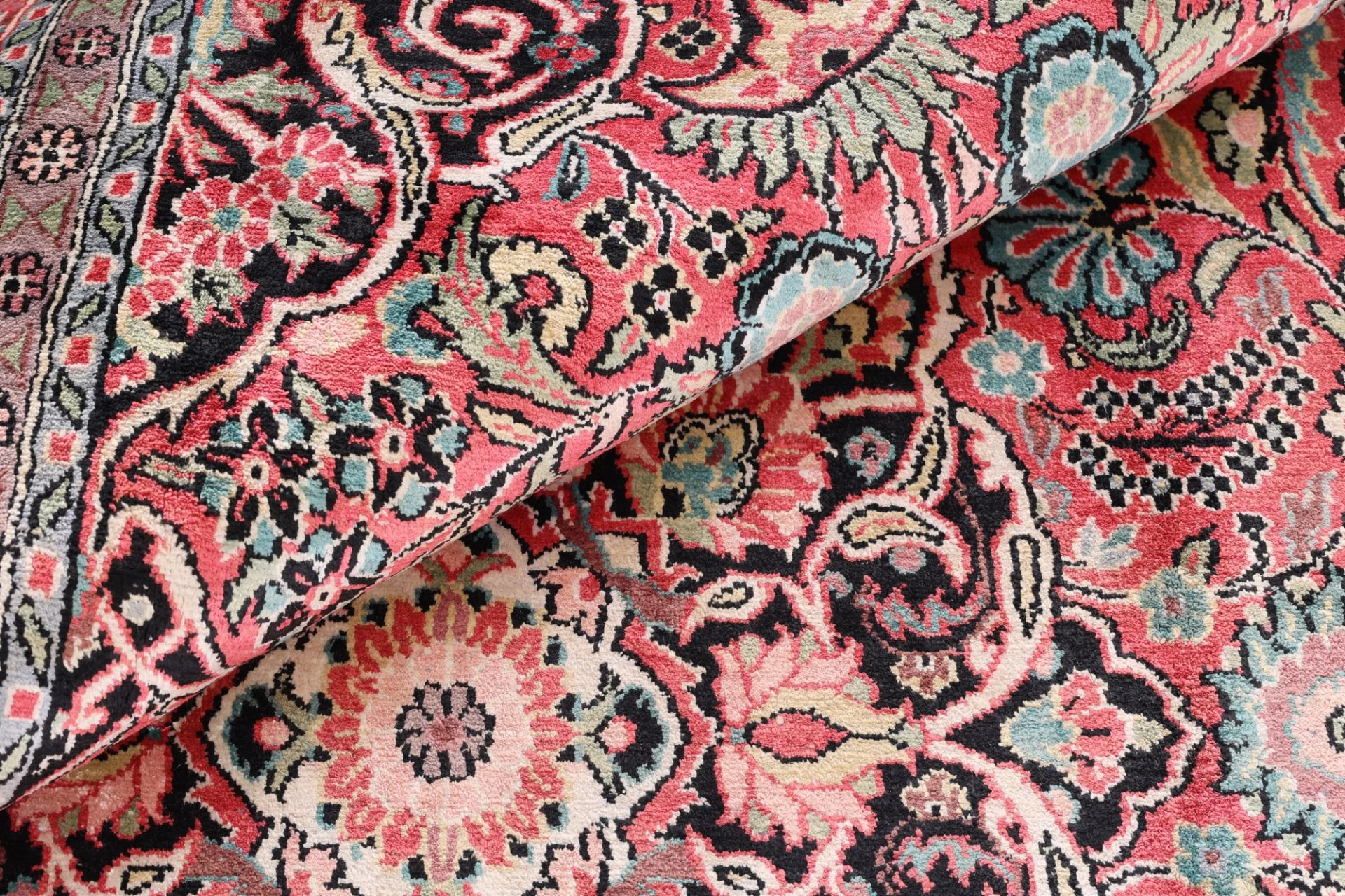 Indian Rug — hand-knotted, 277 × 184 cm, Wool