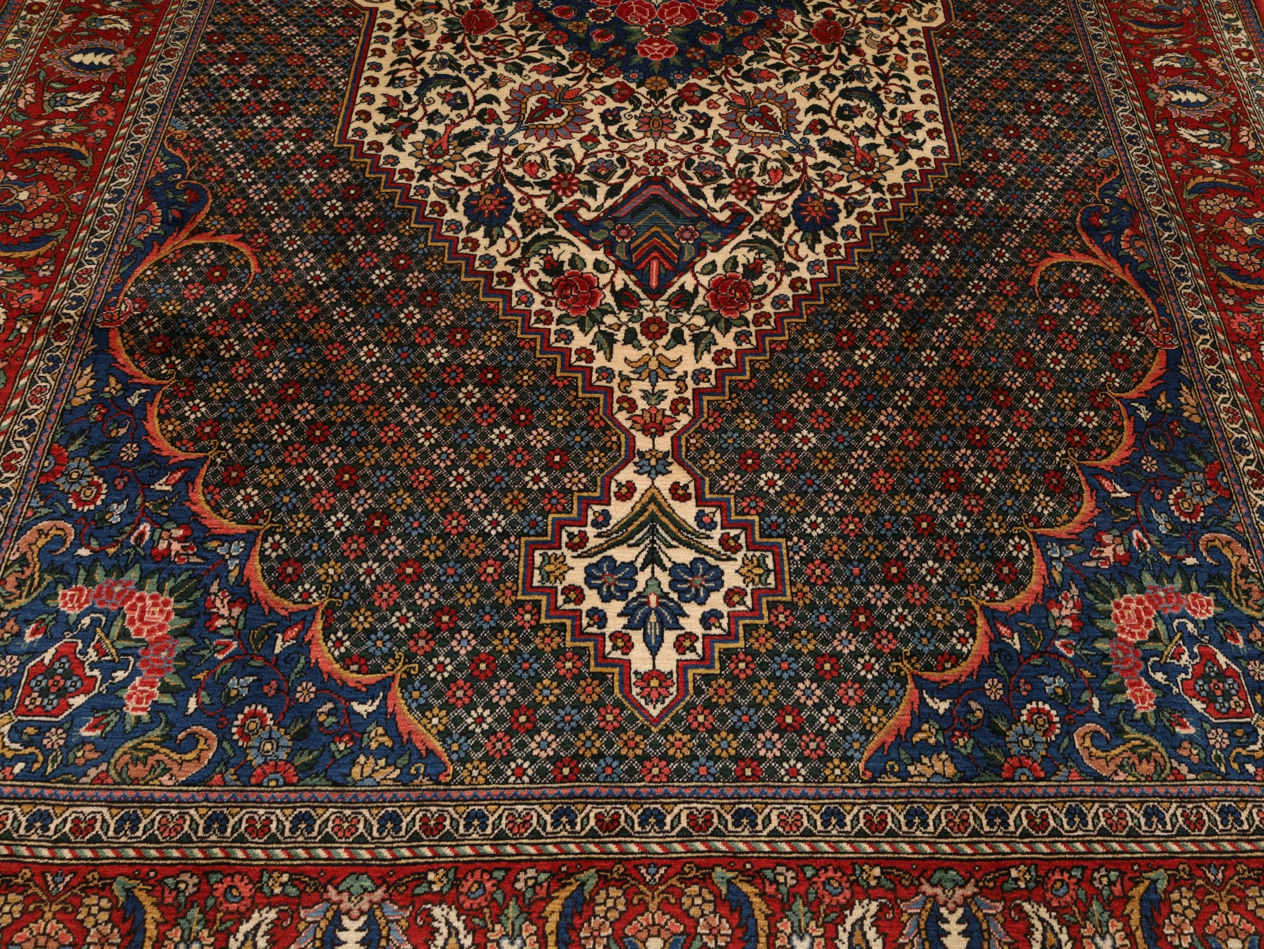 perserteppich-bakhtiari-319-x-206-cm-wolle-handgeknupft-32-scaled Bakhtiari Persian Rug — hand-knotted, 319 × 206 cm, Wool