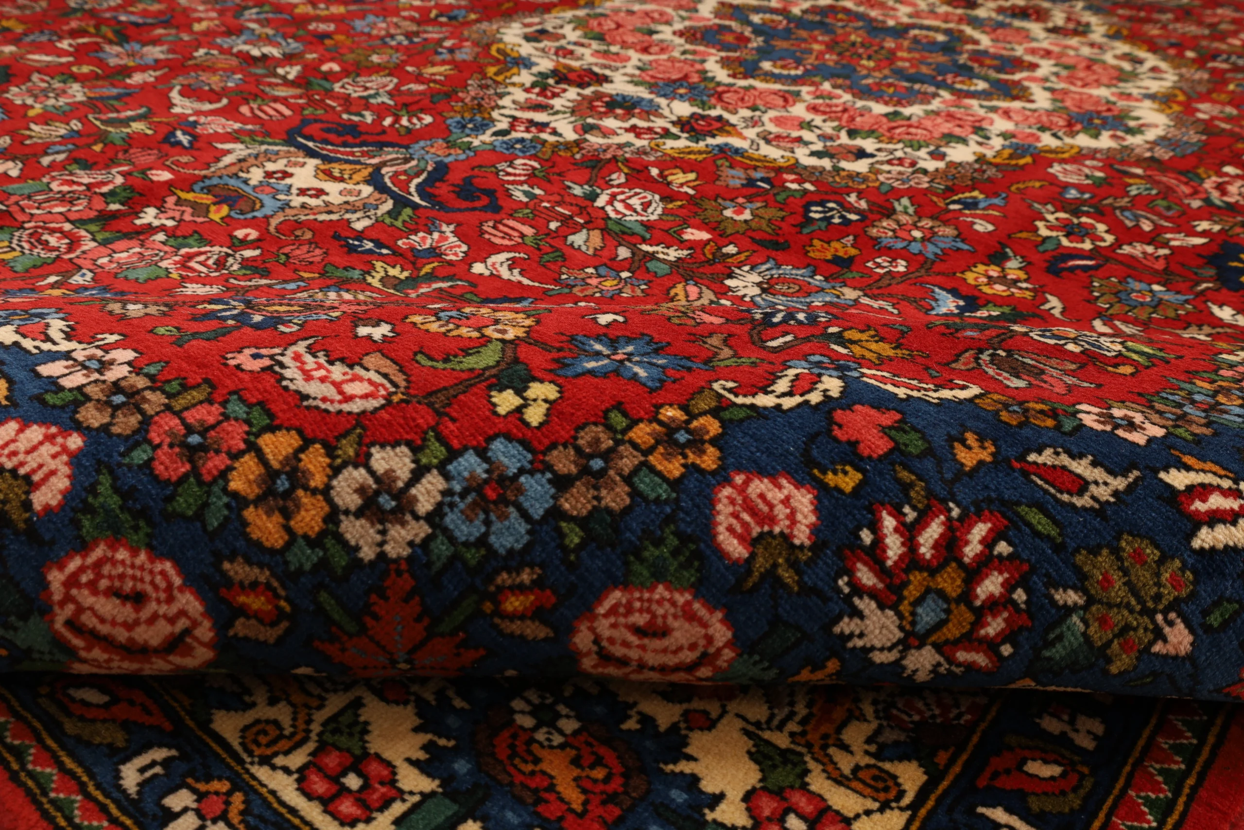 perserteppich-bakhtiari-303-x-203-cm-wolle-handgeknupft-38-scaled Hand-Knotted Wool Bakhtiari Persian Rug, 303 × 203 cm