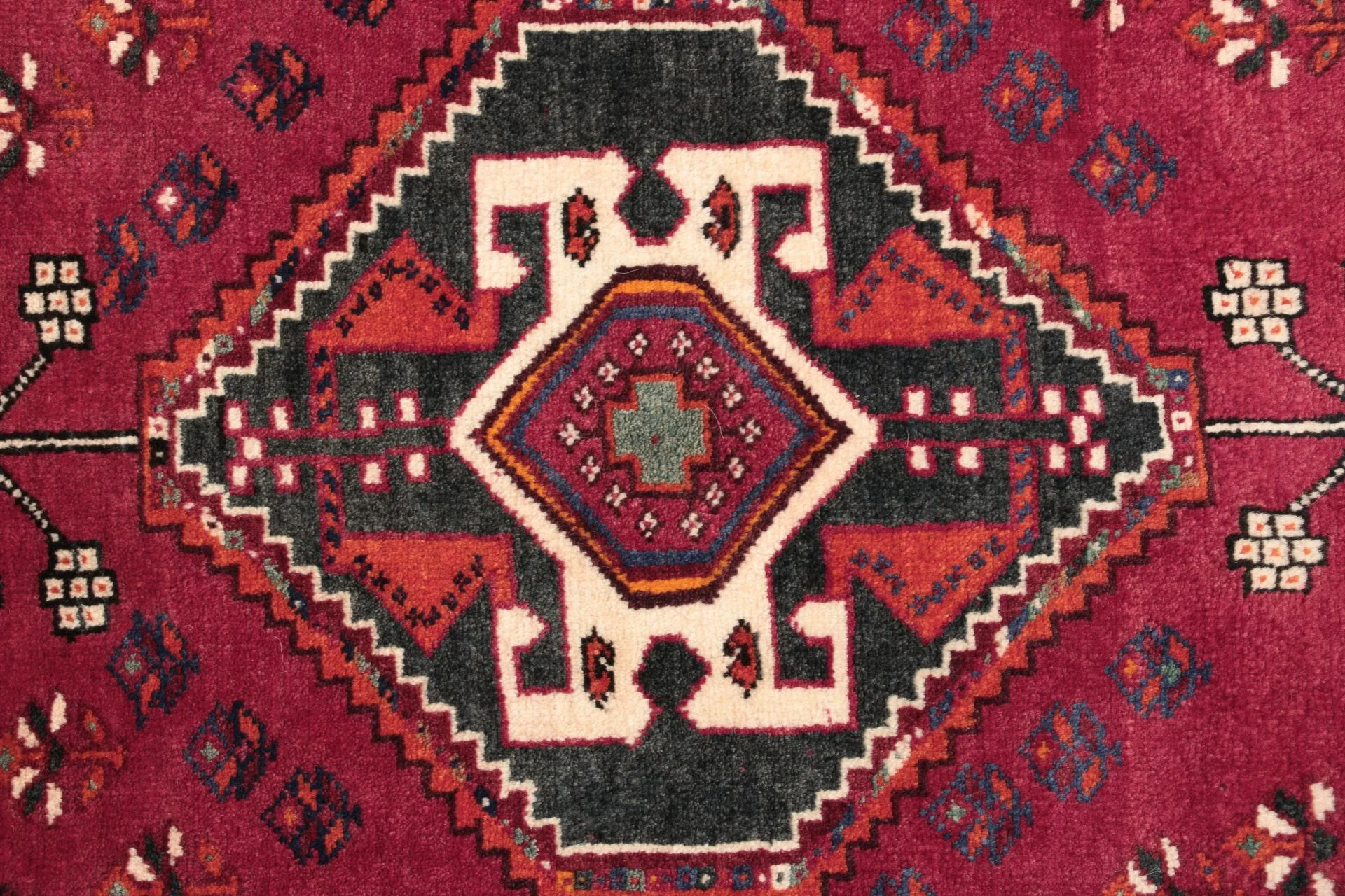 Hand-Knotted Wool Qashqai Persian Rug, 120 × 170 cm