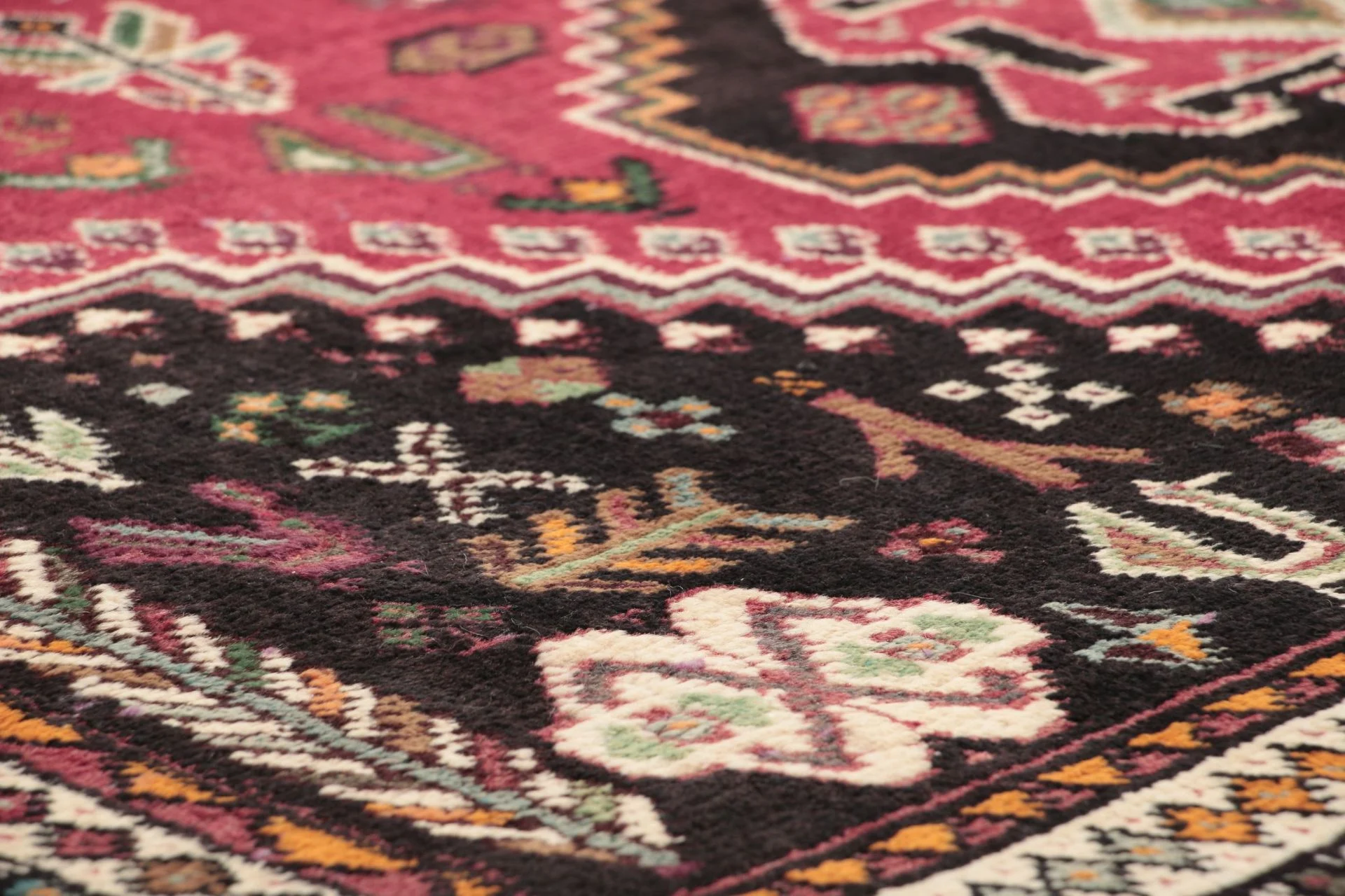 Qashqai Persian Rug 128 × 165 cm, Wool, hand-knotted