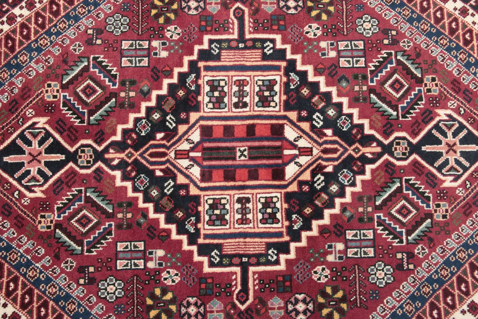Hand-Knotted Wool Qashqai Persian Rug, 135 × 195 cm