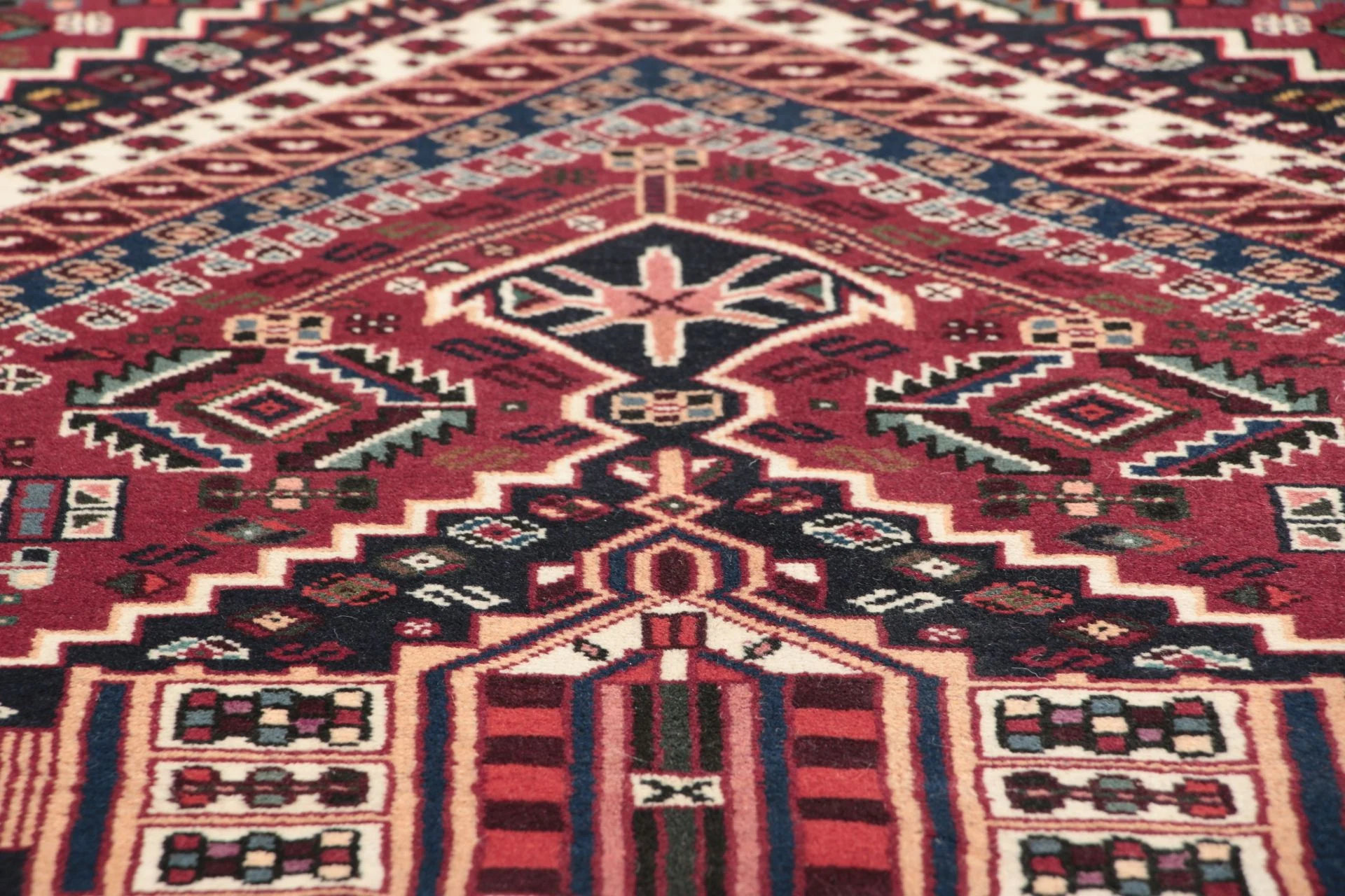 Hand-Knotted Wool Qashqai Persian Rug, 135 × 195 cm