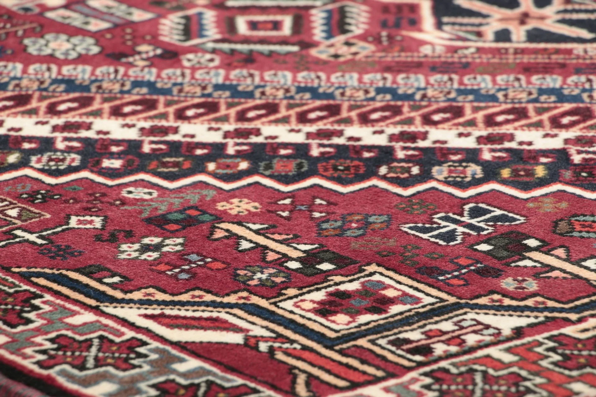 Hand-Knotted Wool Qashqai Persian Rug, 135 × 195 cm