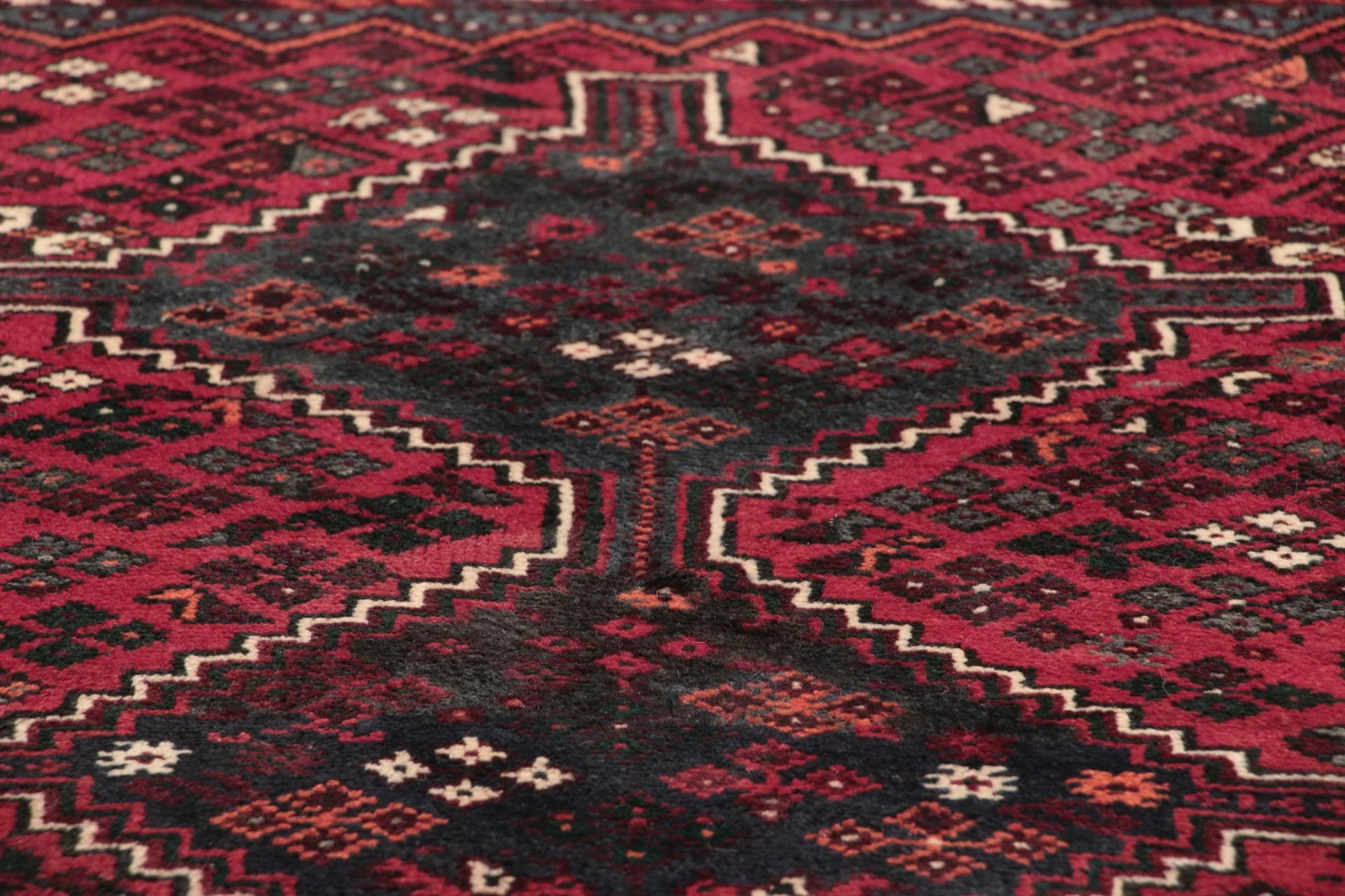 Hand-Knotted Wool Qashqai Persian Rug, 117 × 175 cm