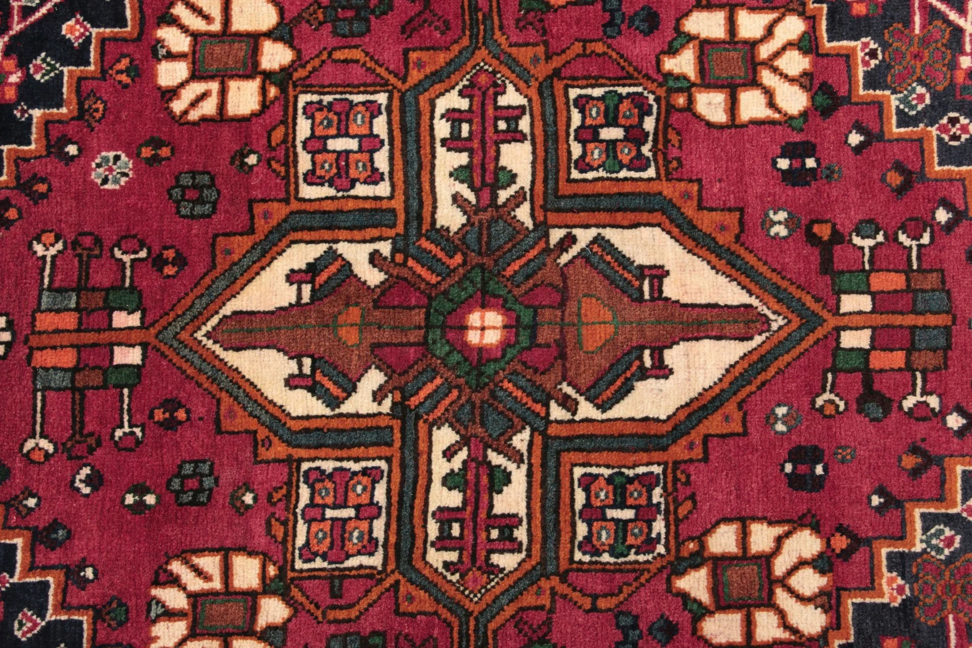 Qashqai Persian Rug 137 × 218 cm, Wool, hand-knotted