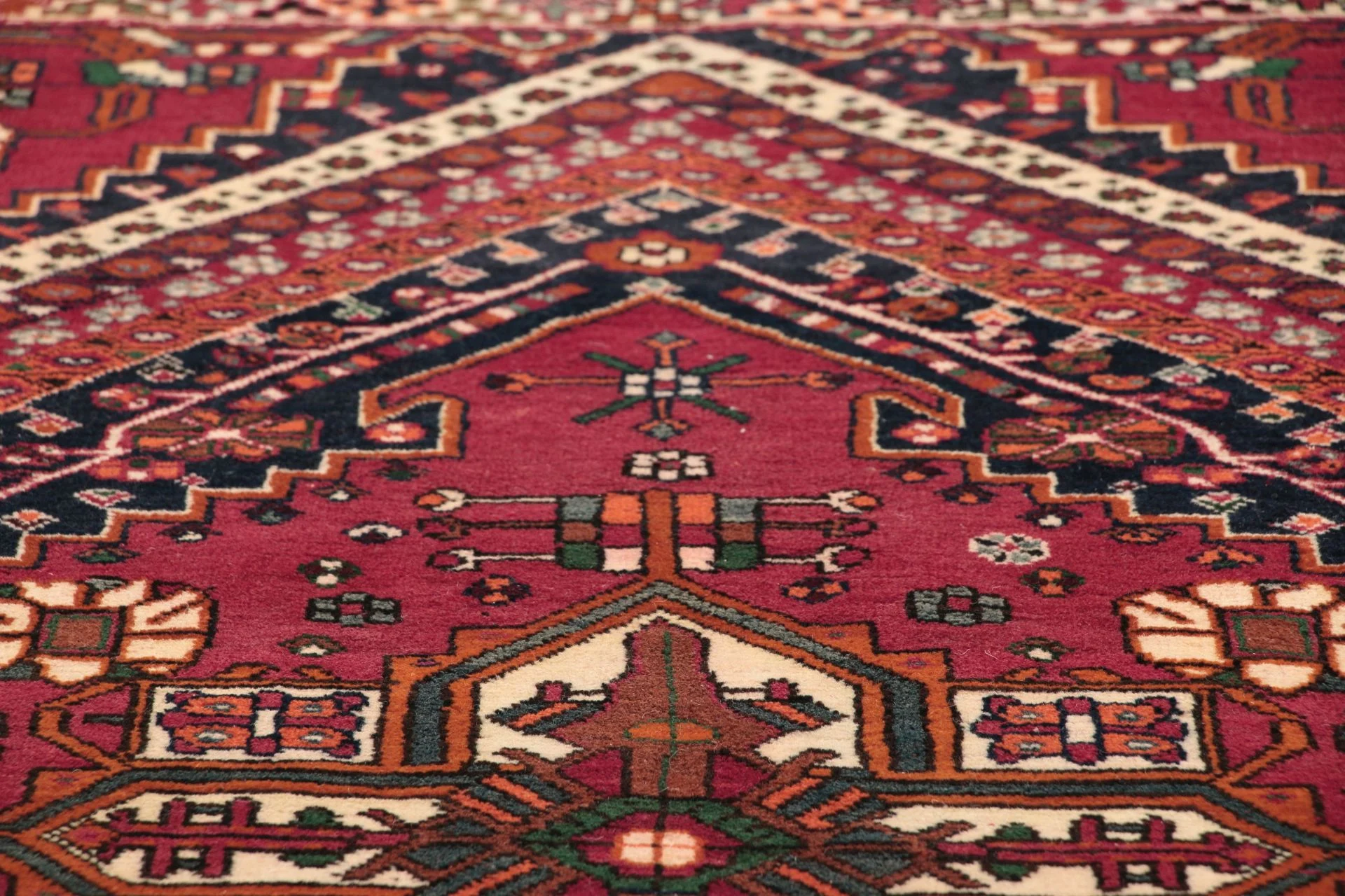 Qashqai Persian Rug 137 × 218 cm, Wool, hand-knotted