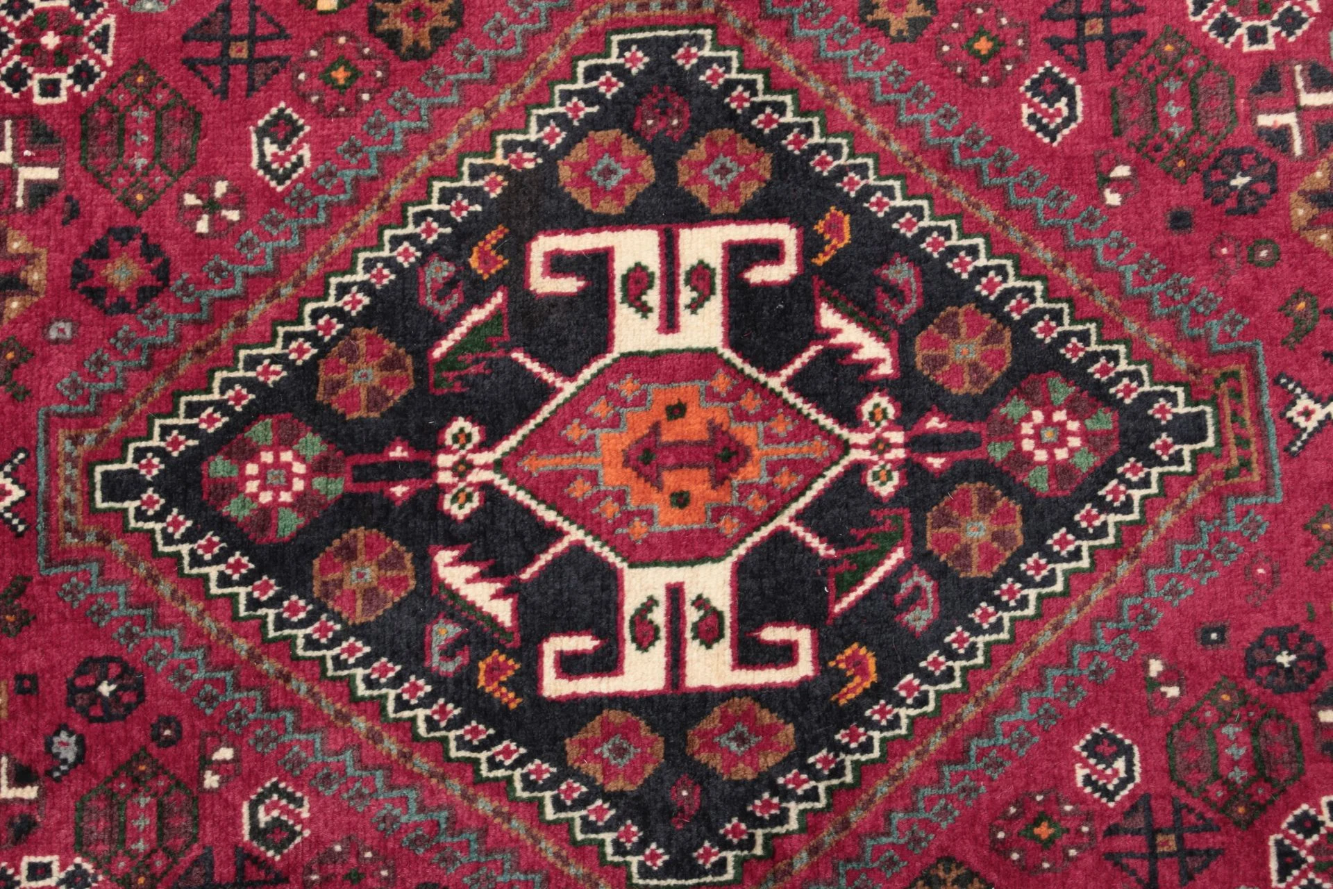 Qashqai Persian Rug 138 × 180 cm, Wool, hand-knotted