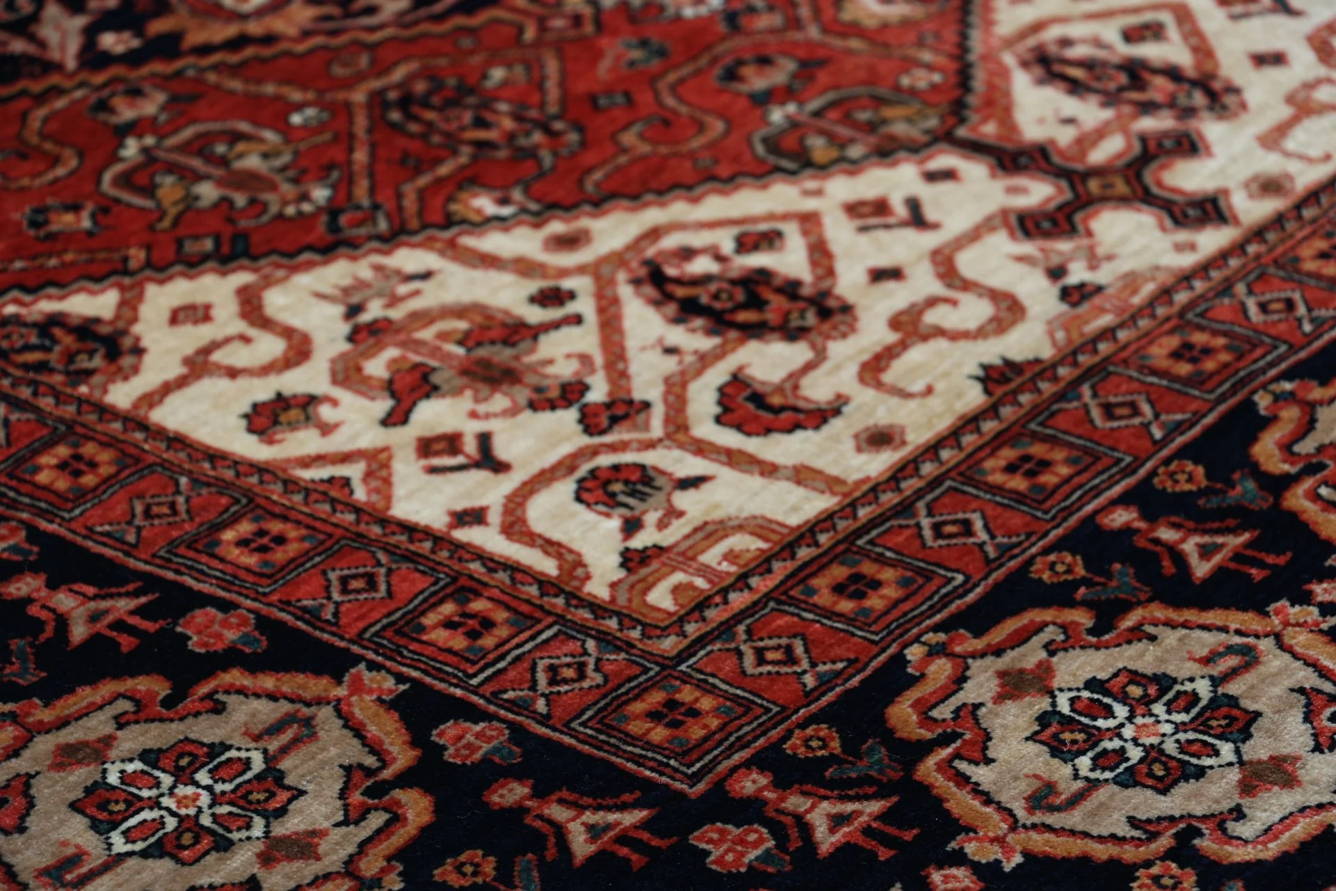 Hand-Knotted Wool Qashqai Persian Rug, 155 × 216 cm