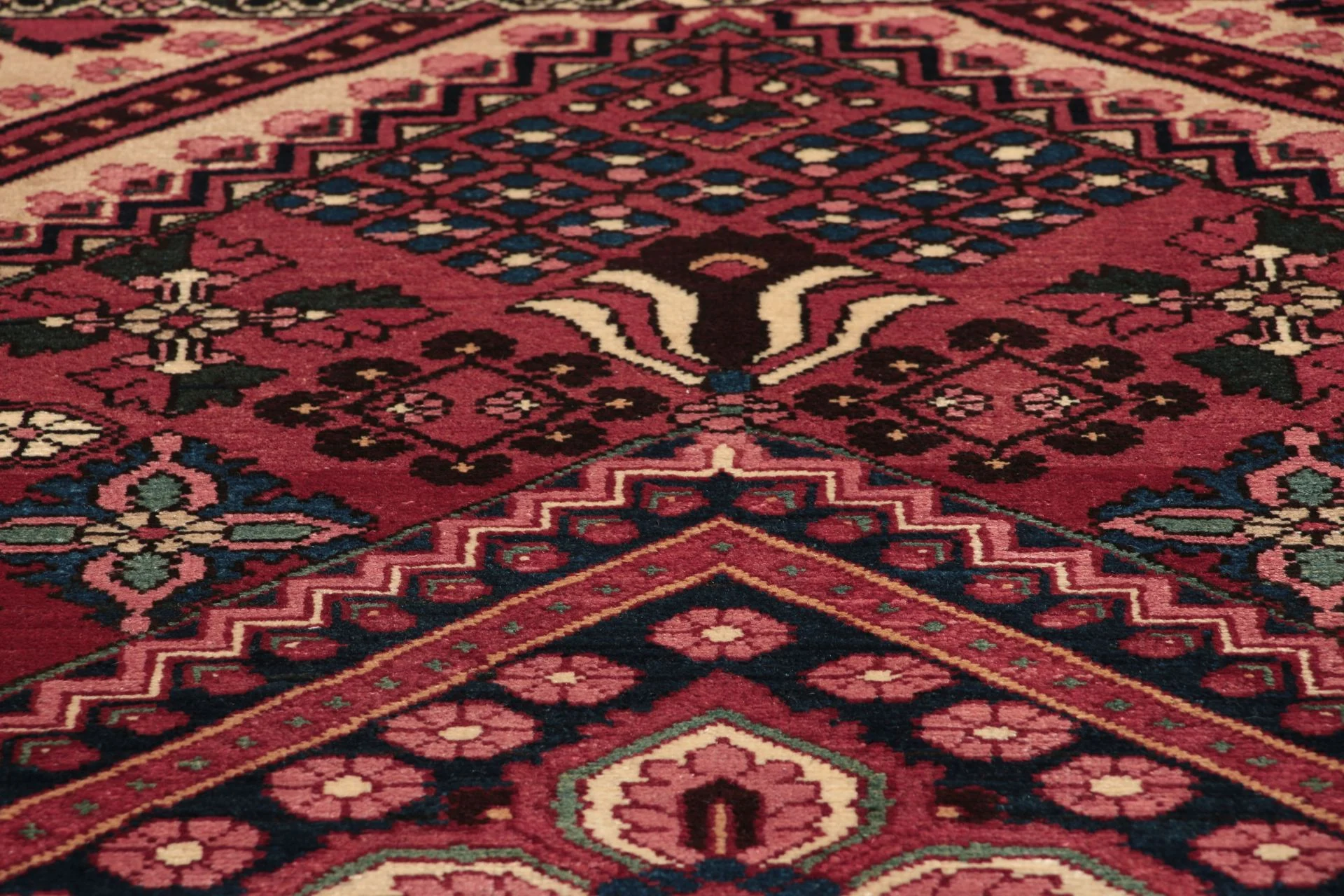 Bakhtiari Persian Rug 137 × 212 cm, Wool, hand-knotted